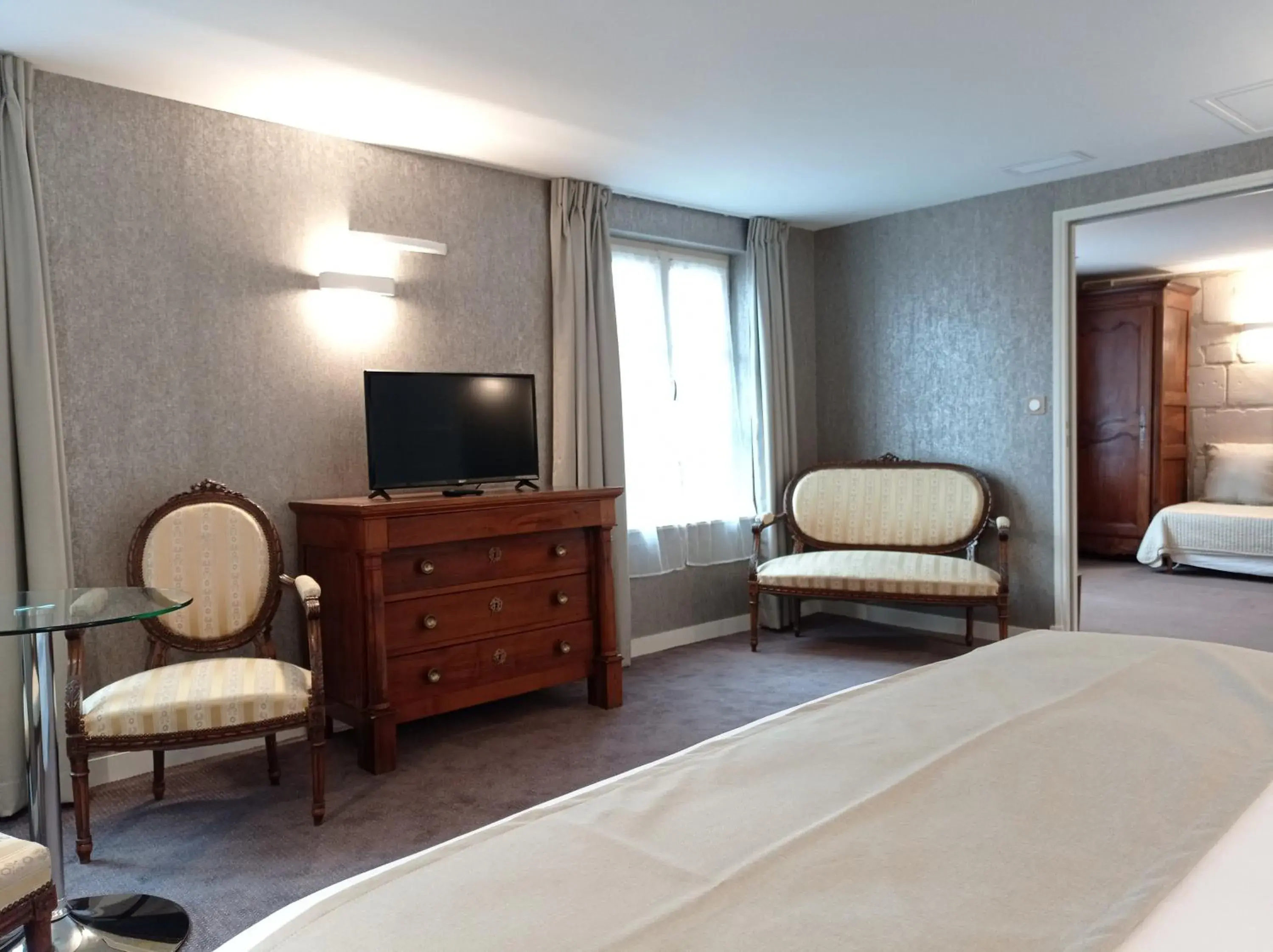 Bedroom, Seating Area in Hôtel Grand Monarque