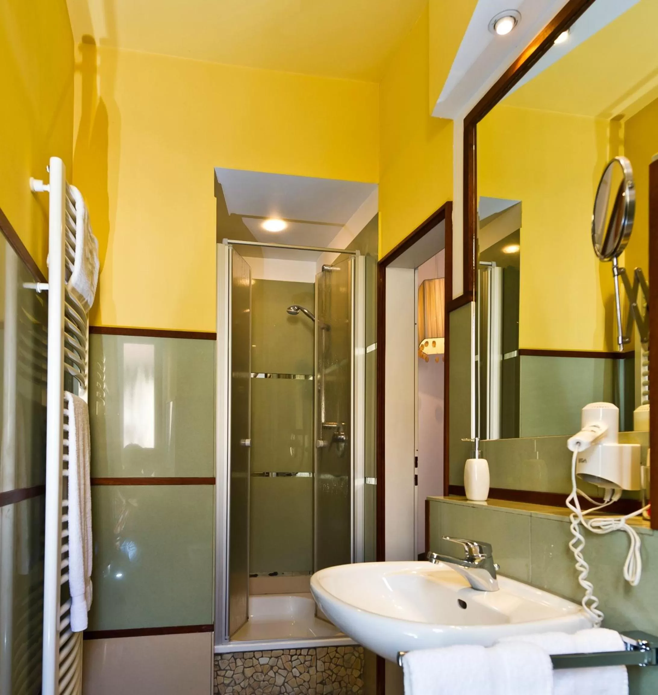 Bathroom in Hotel Monpti