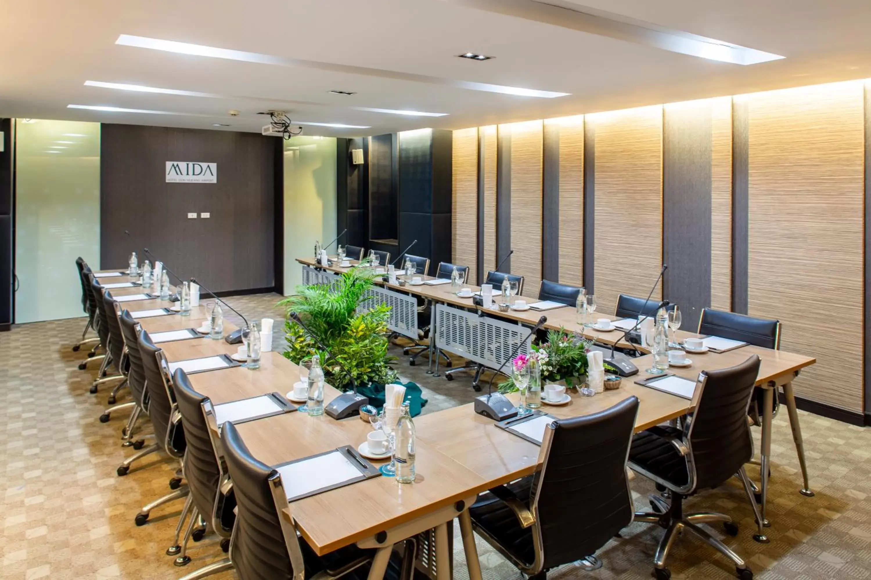 Meeting/conference room, Restaurant/Places to Eat in Mida Hotel Don Mueang Airport