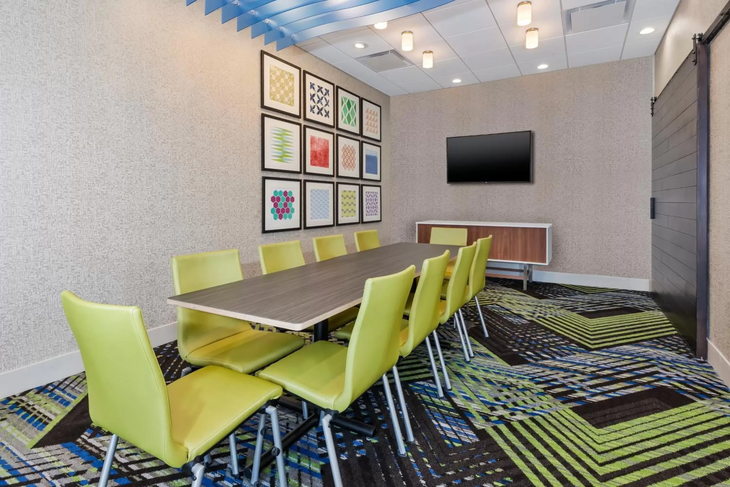 Meeting/conference room in Holiday Inn Express & Suites - Grand Rapids Airport - South, an IHG Hotel