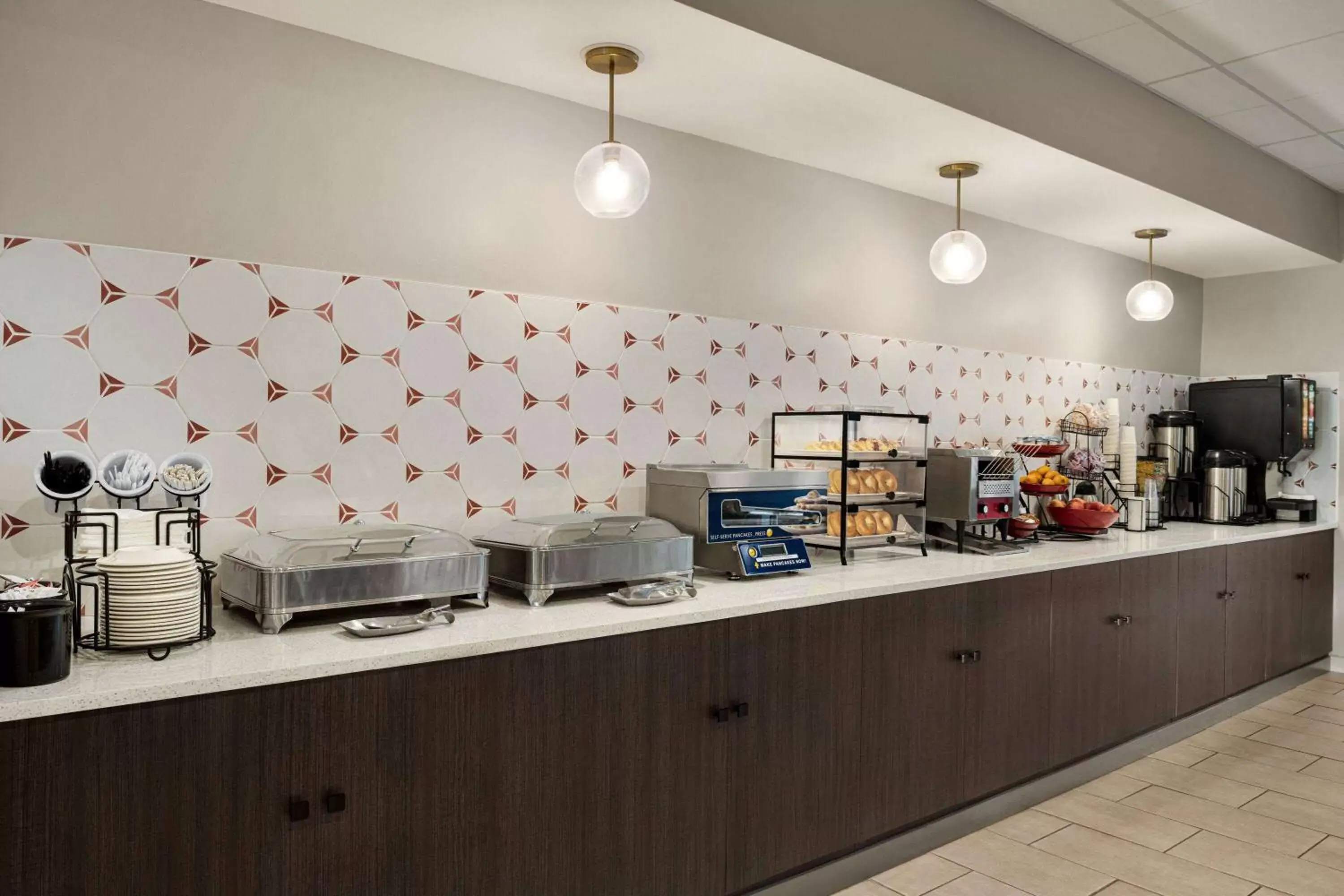 Breakfast, Kitchen/Kitchenette in Ramada by Wyndham Whitehall/Allentown