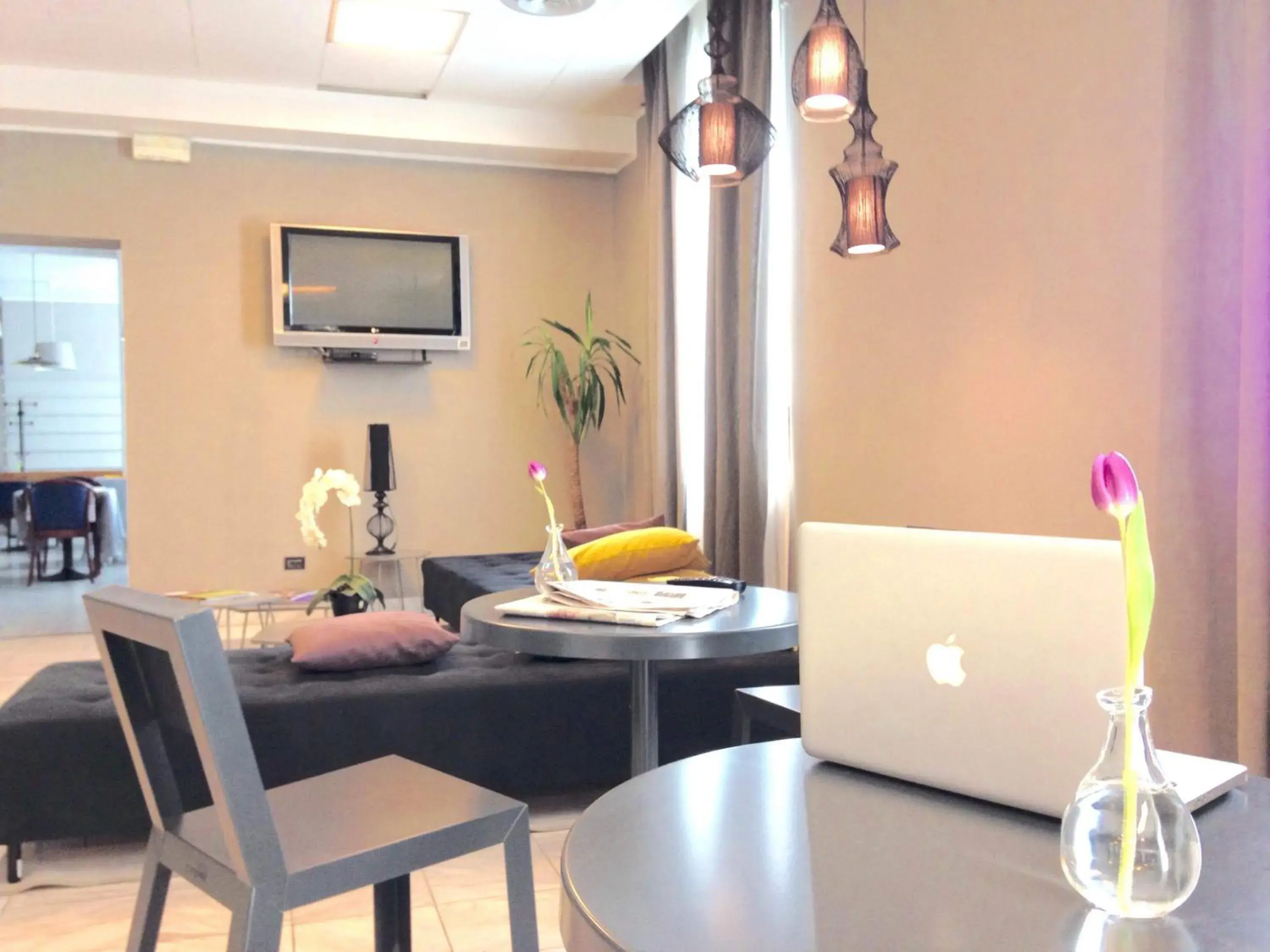 Communal lounge/ TV room, Dining Area in Hotel Ristorante Cervo Malpensa