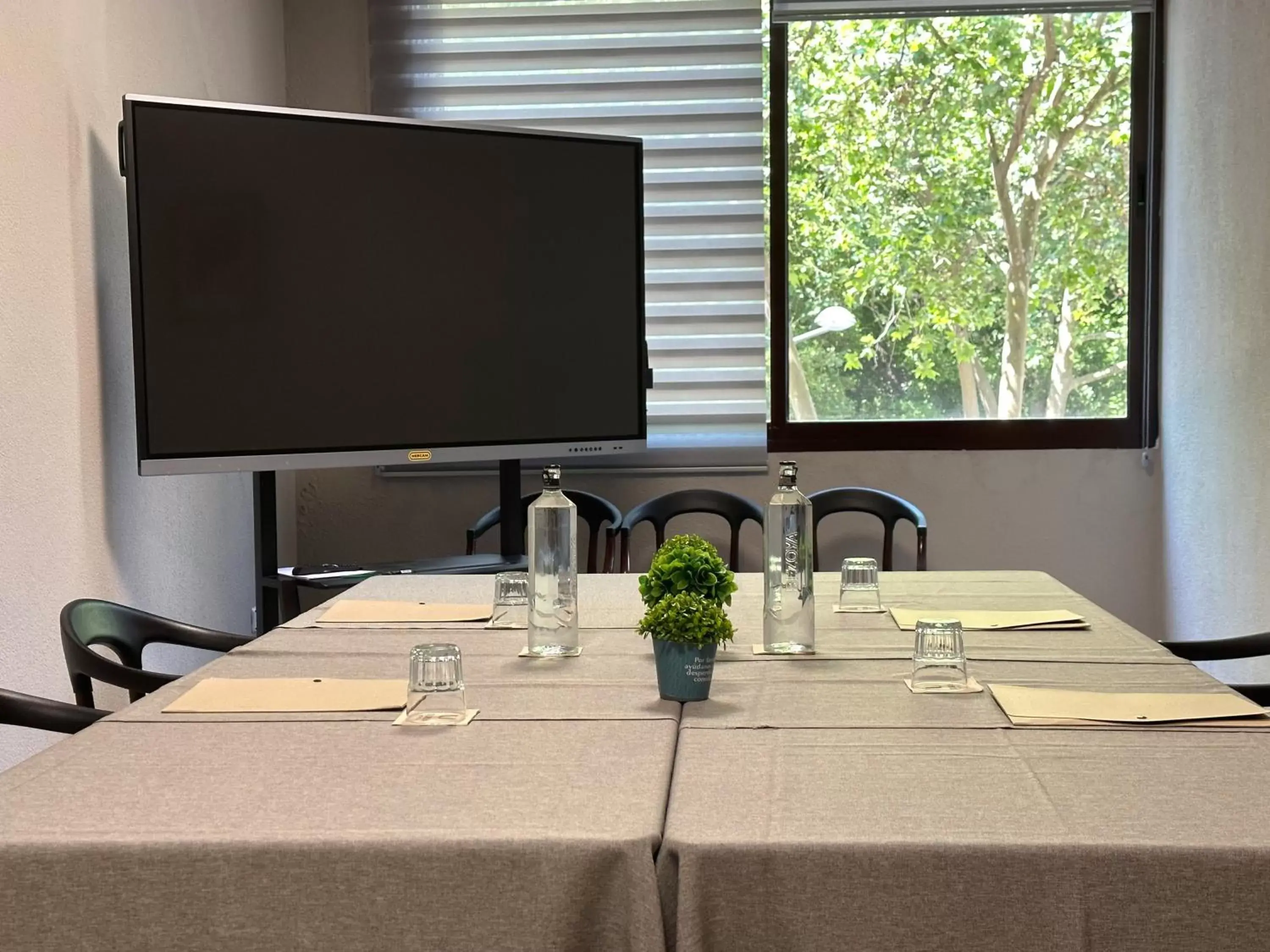 Meeting/conference room, TV/Entertainment Center in Hotel Turia