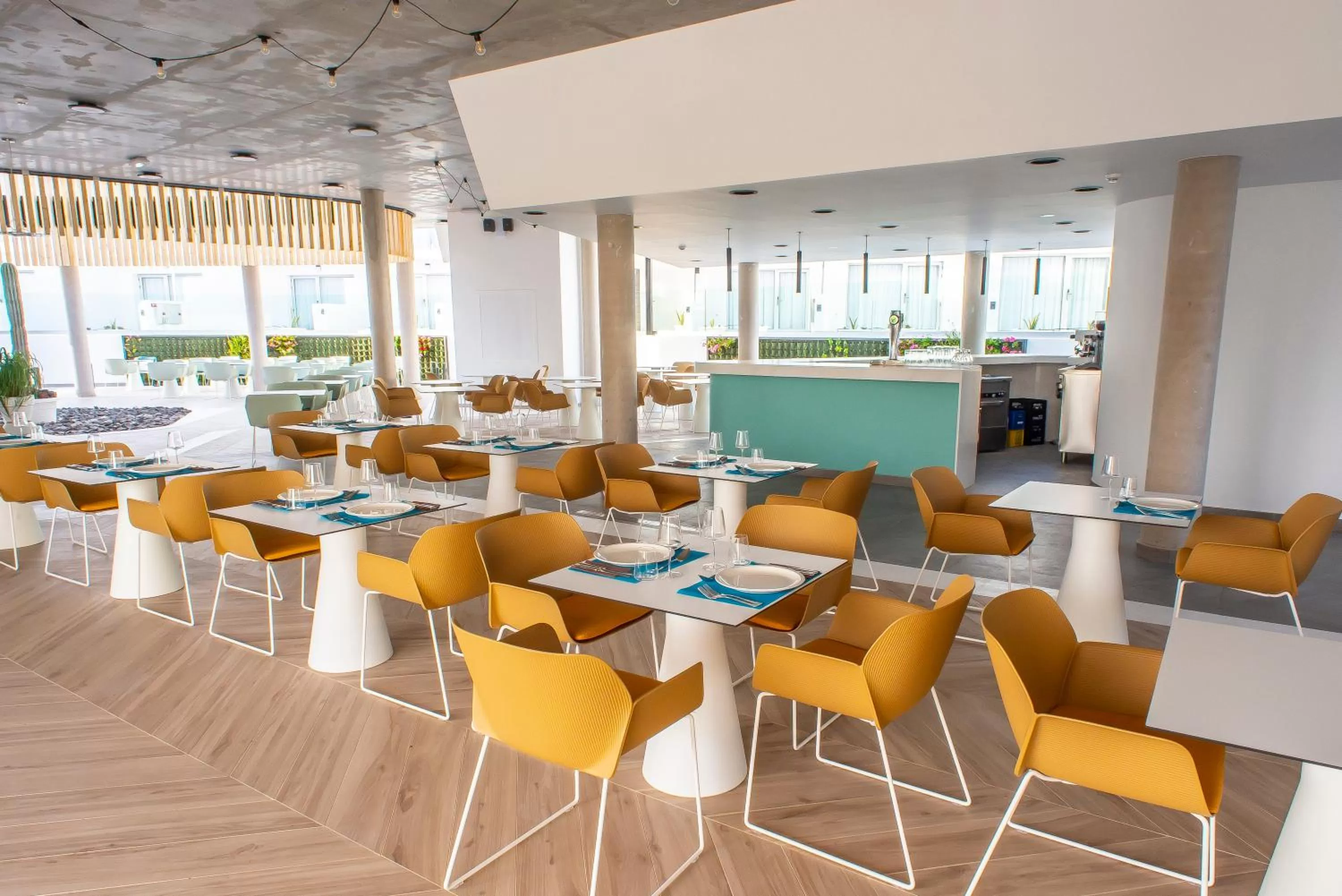 Restaurant/places to eat in Hotel Taimar