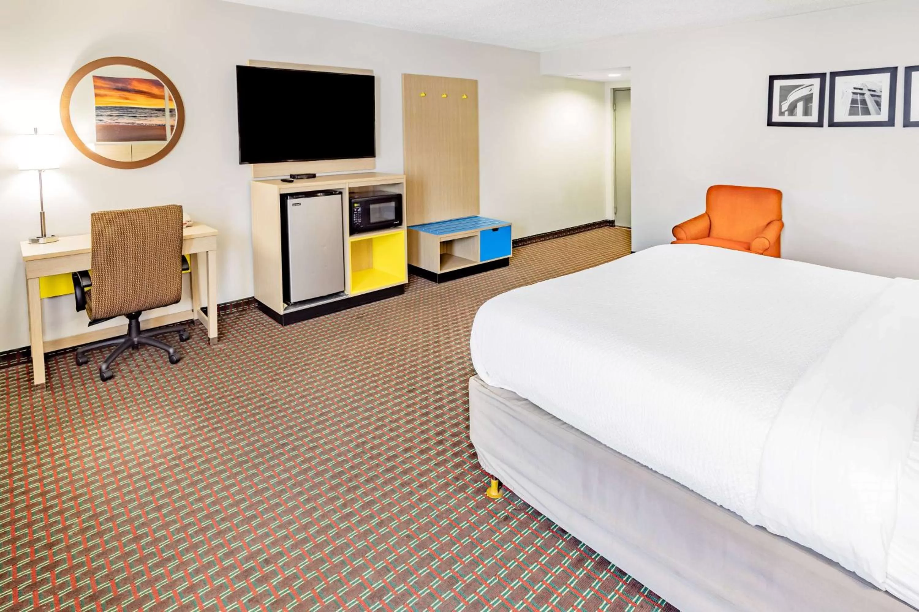 Photo of the whole room, Bed in Days Inn by Wyndham Hartsfield Jackson Atlanta Airport West