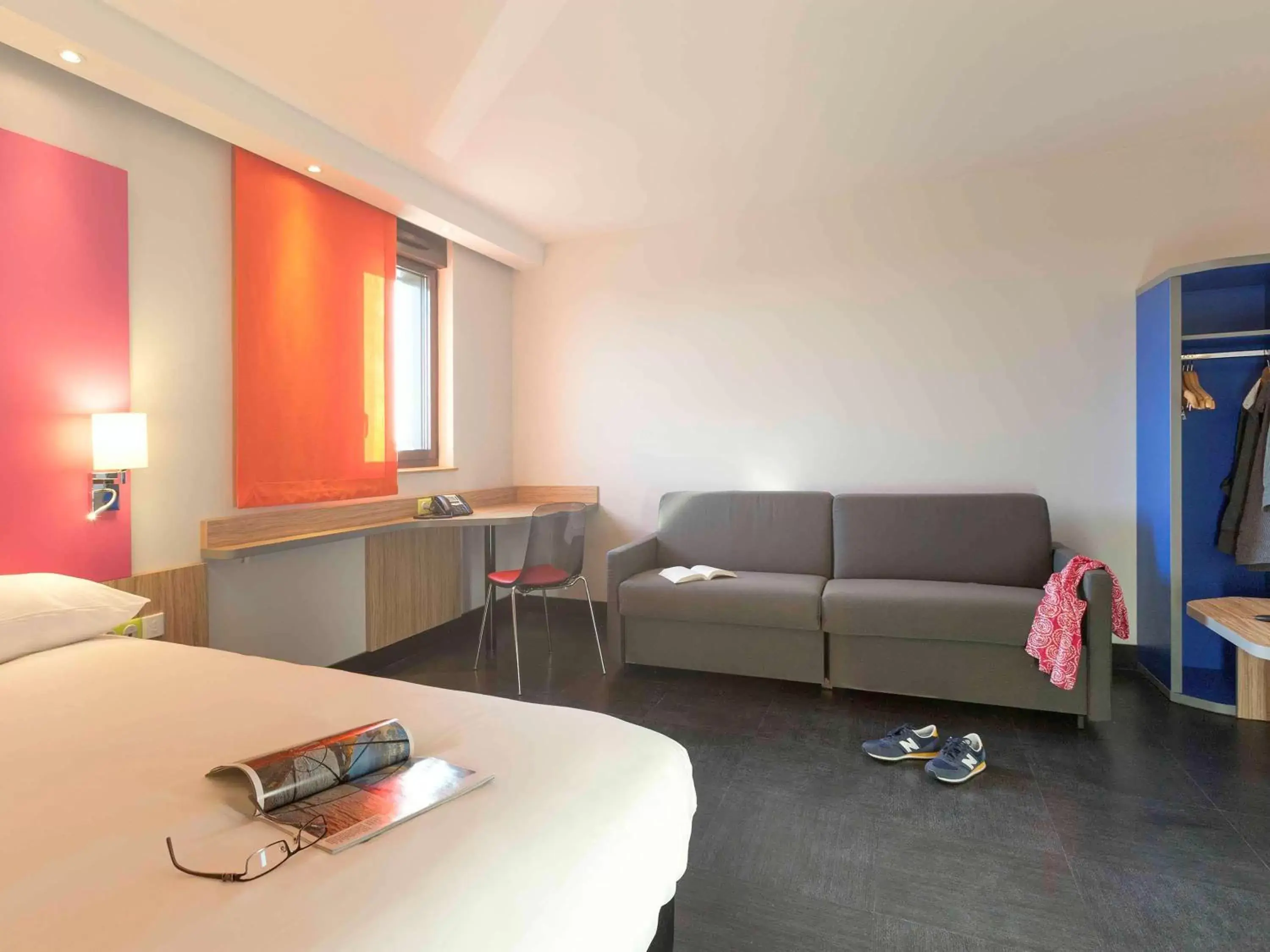 Photo of the whole room, Seating Area in ibis Styles Romans-Valence Gare TGV