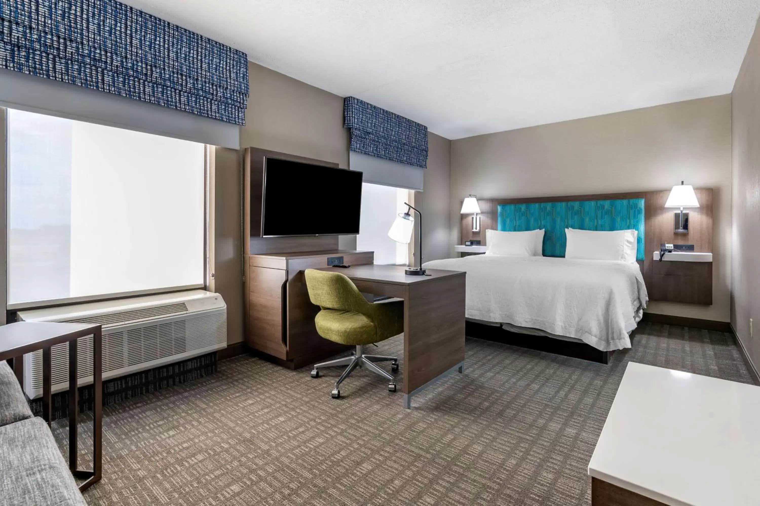 Bedroom, TV/Entertainment Center in Hampton Inn & Suites Louisville East