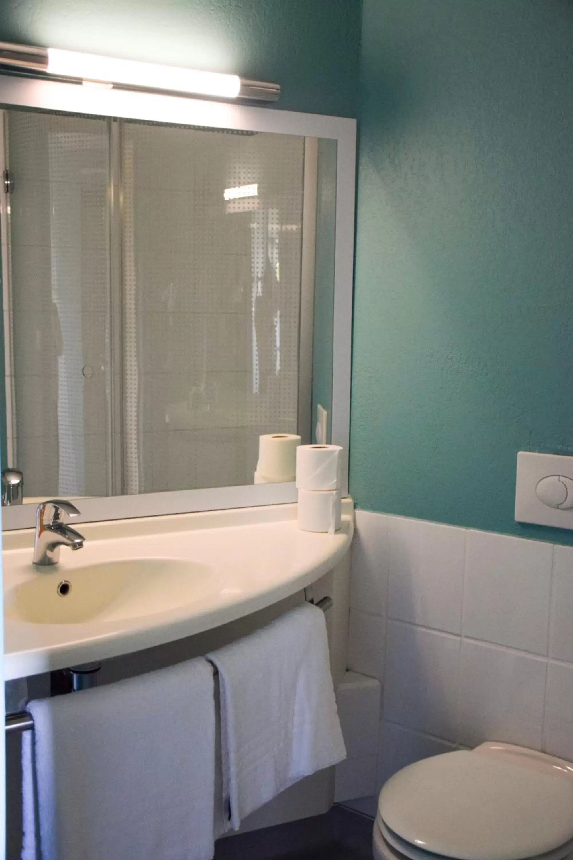 Bathroom in ibis Budget Millau Viaduc