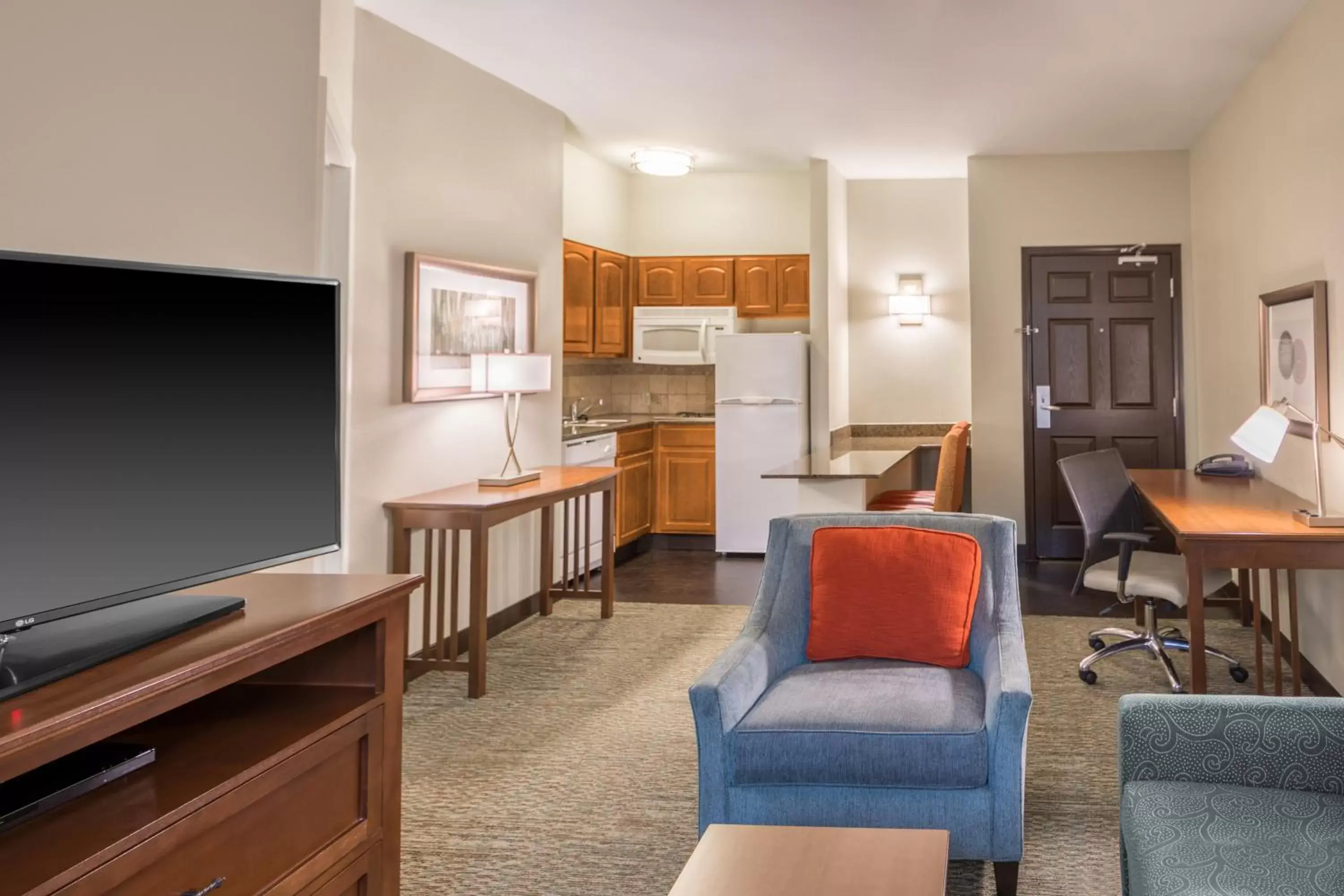 Photo of the whole room, Seating Area in Staybridge Suites - Kansas City-Independence, an IHG Hotel