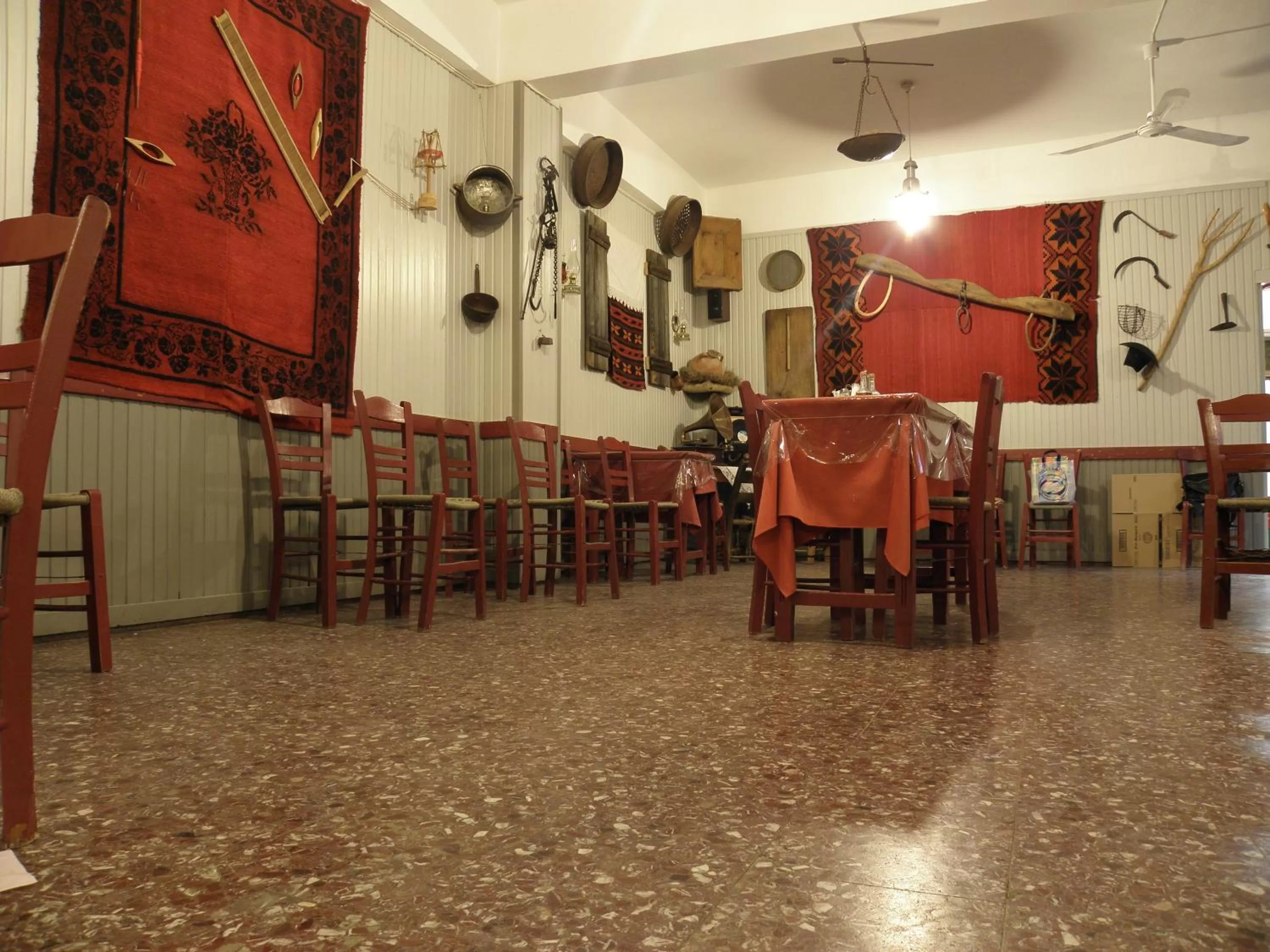 Restaurant/places to eat in Megim Hotel