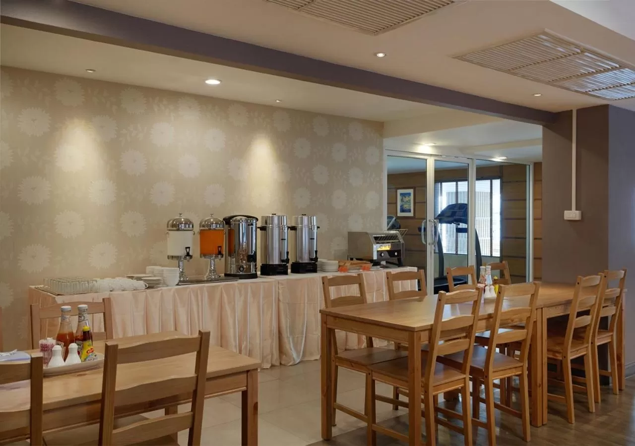 Restaurant/places to eat in Prom Ratchada Hotel