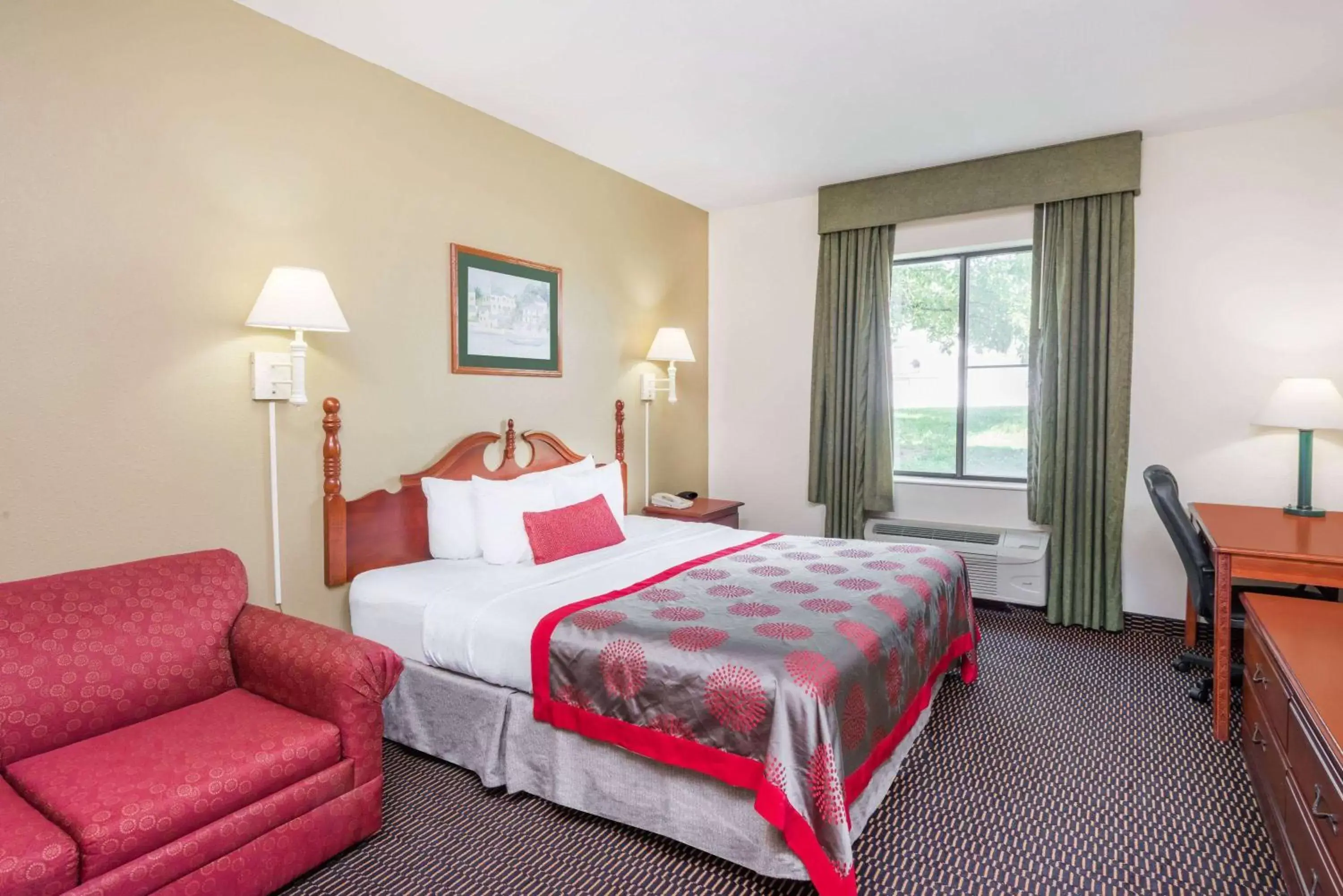 Photo of the whole room, Bed in Ramada by Wyndham Columbia
