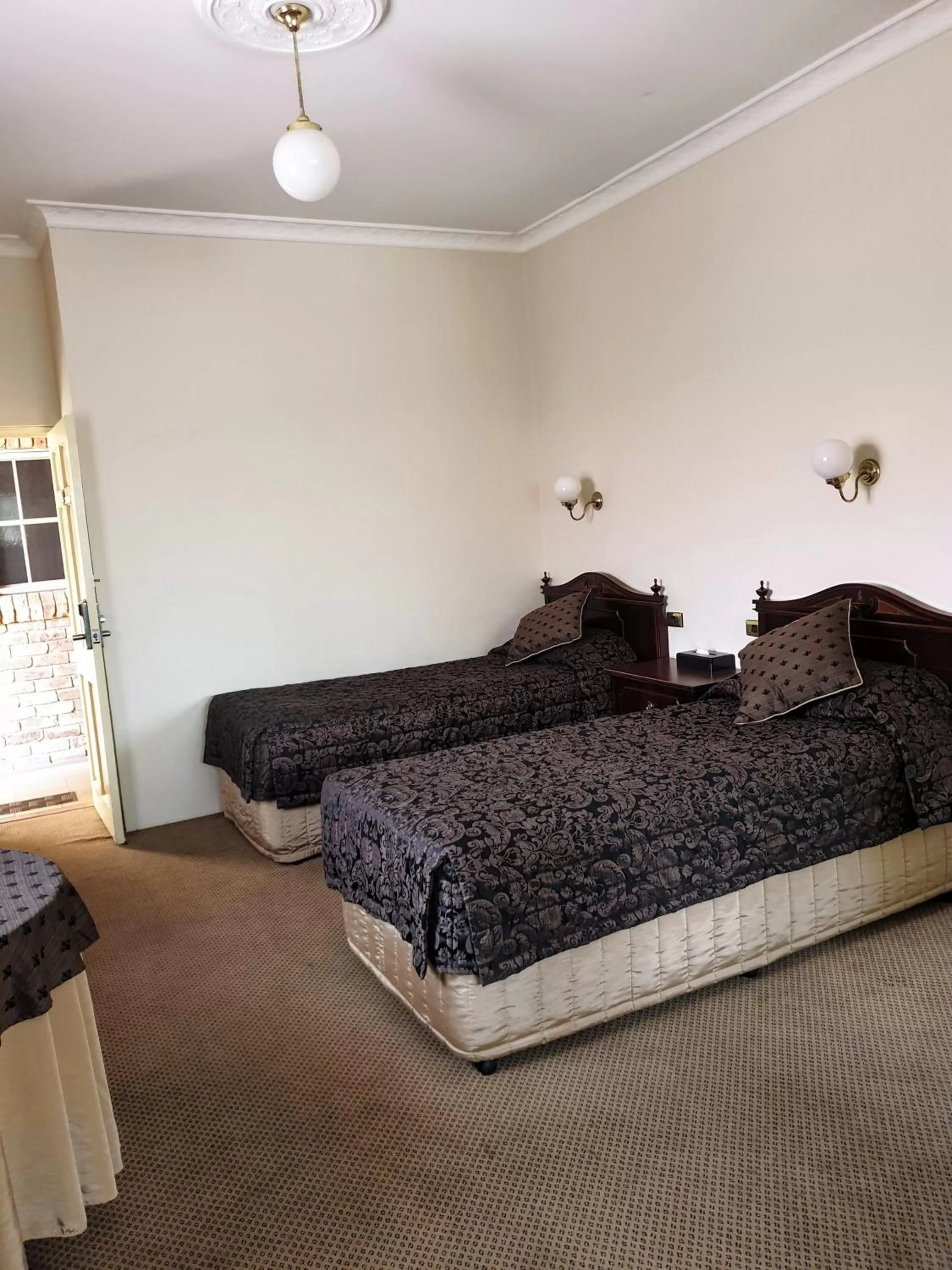 Living room, Bed in Australian Heritage Motor Inn