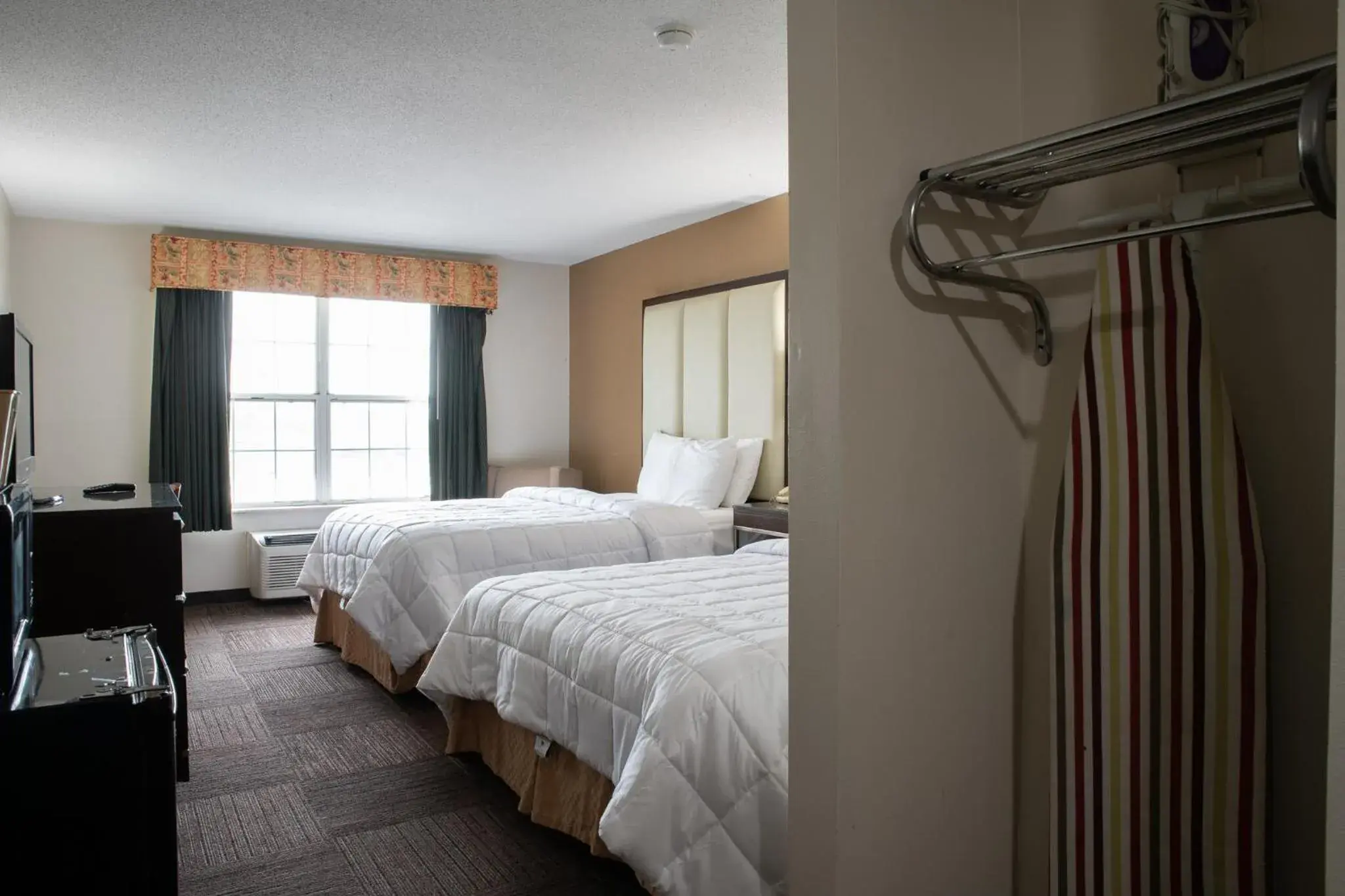 Photo of the whole room, Bed in BlissPoint Inn & Suites Marion