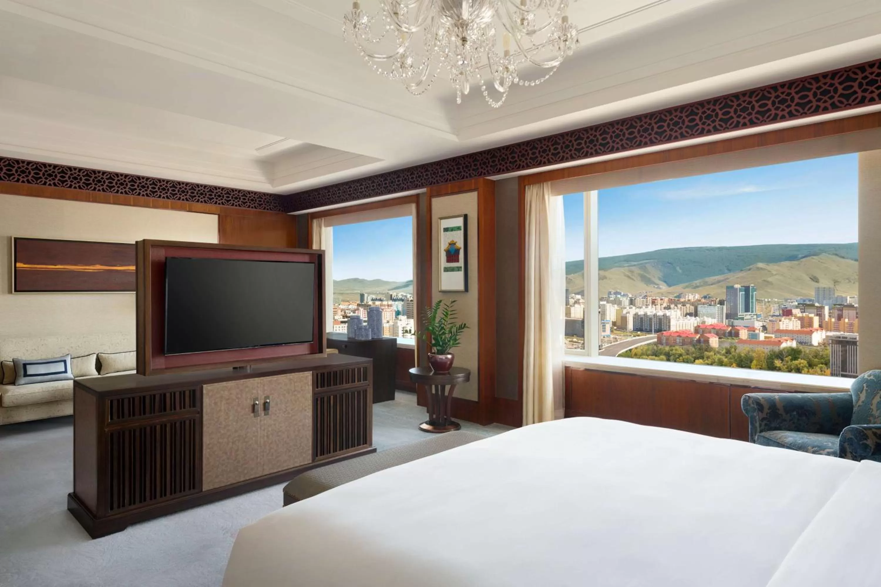 Photo of the whole room, Bed in Shangri-La Ulaanbaatar