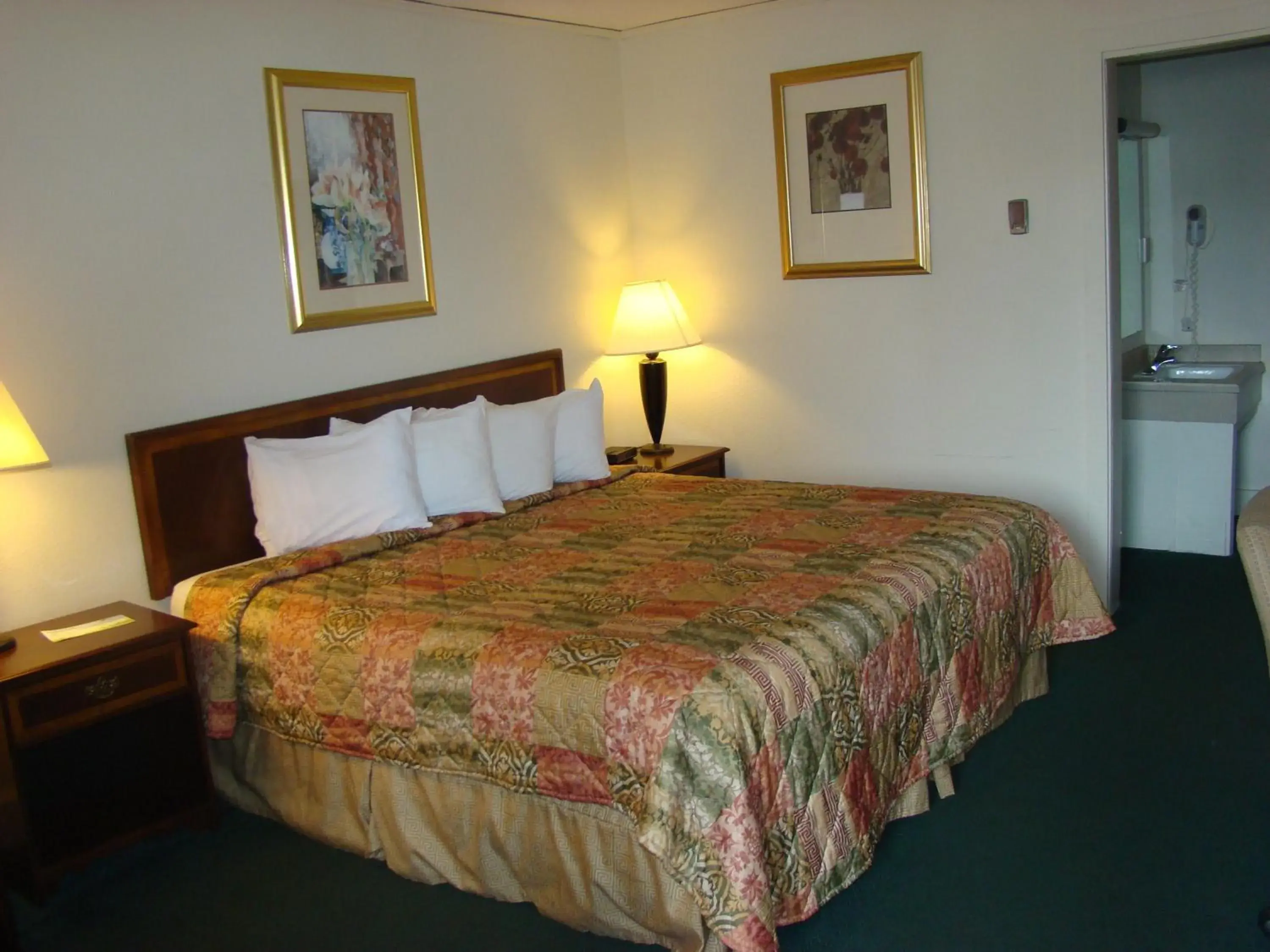 Photo of the whole room, Bed in Aderi Hotel Near Bucknell University