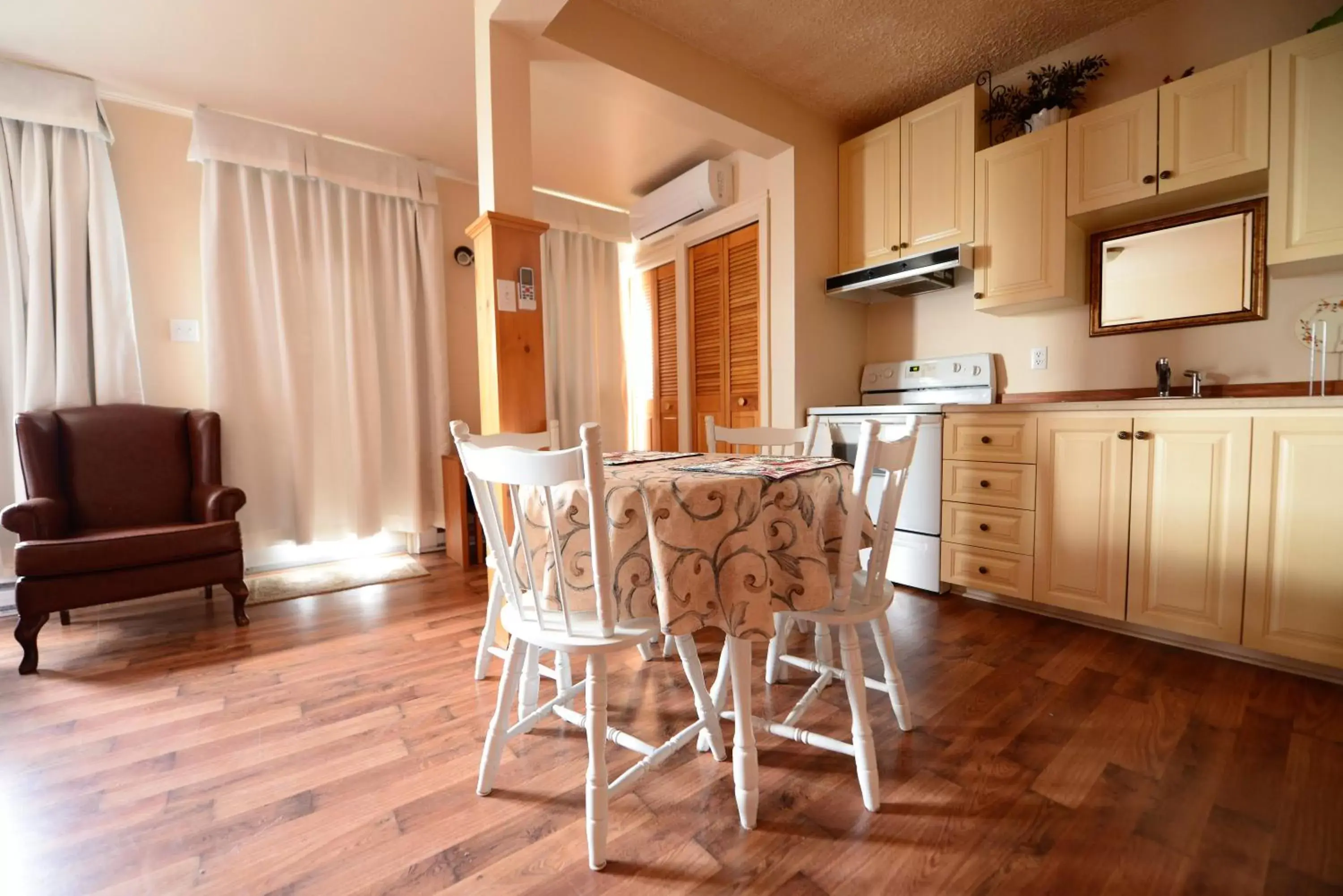 Kitchen or kitchenette, Dining Area in Manoir Belle Plage