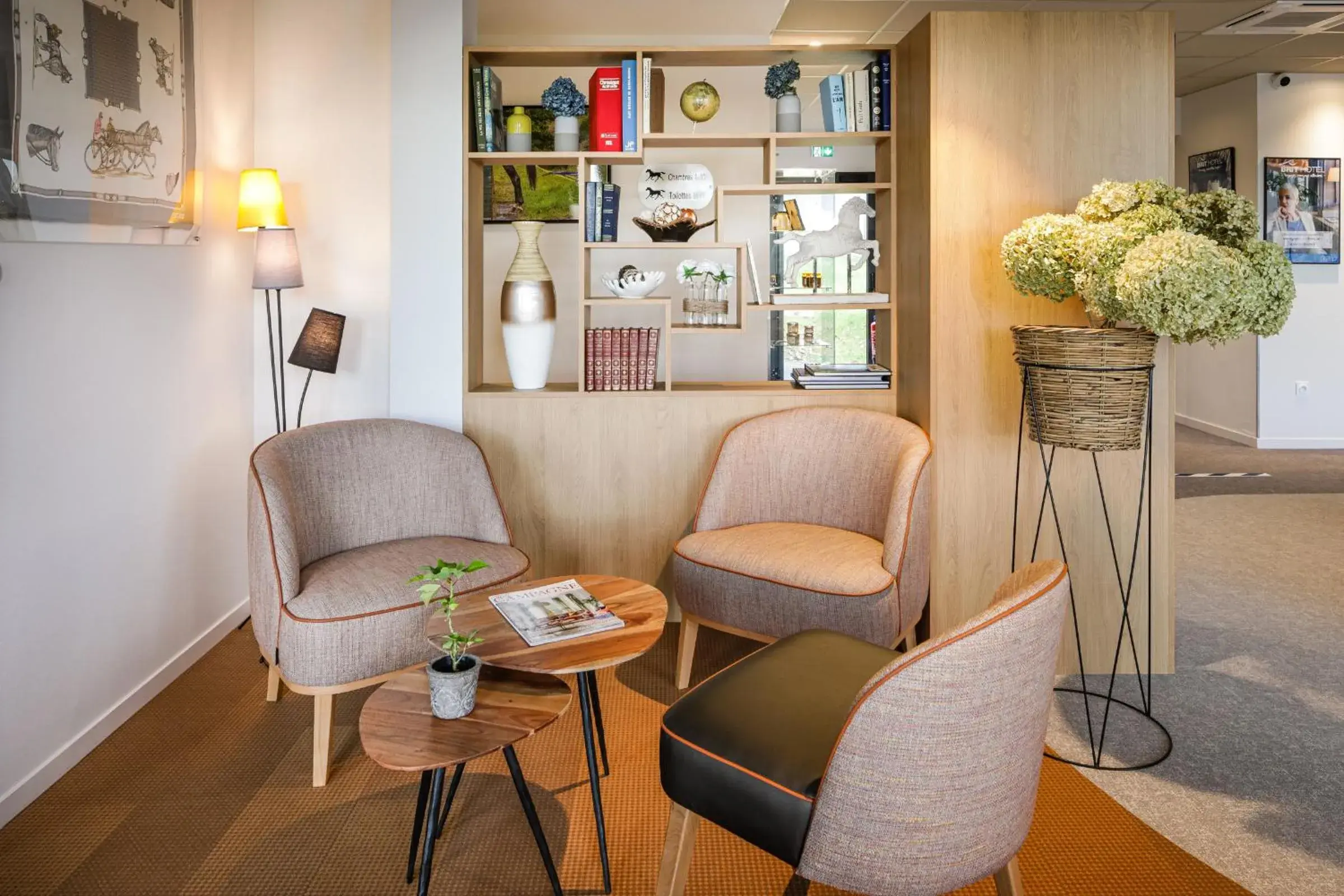 Living room, Seating Area in Brit Hotel Ploermel - Hotel de l'Hippodrome