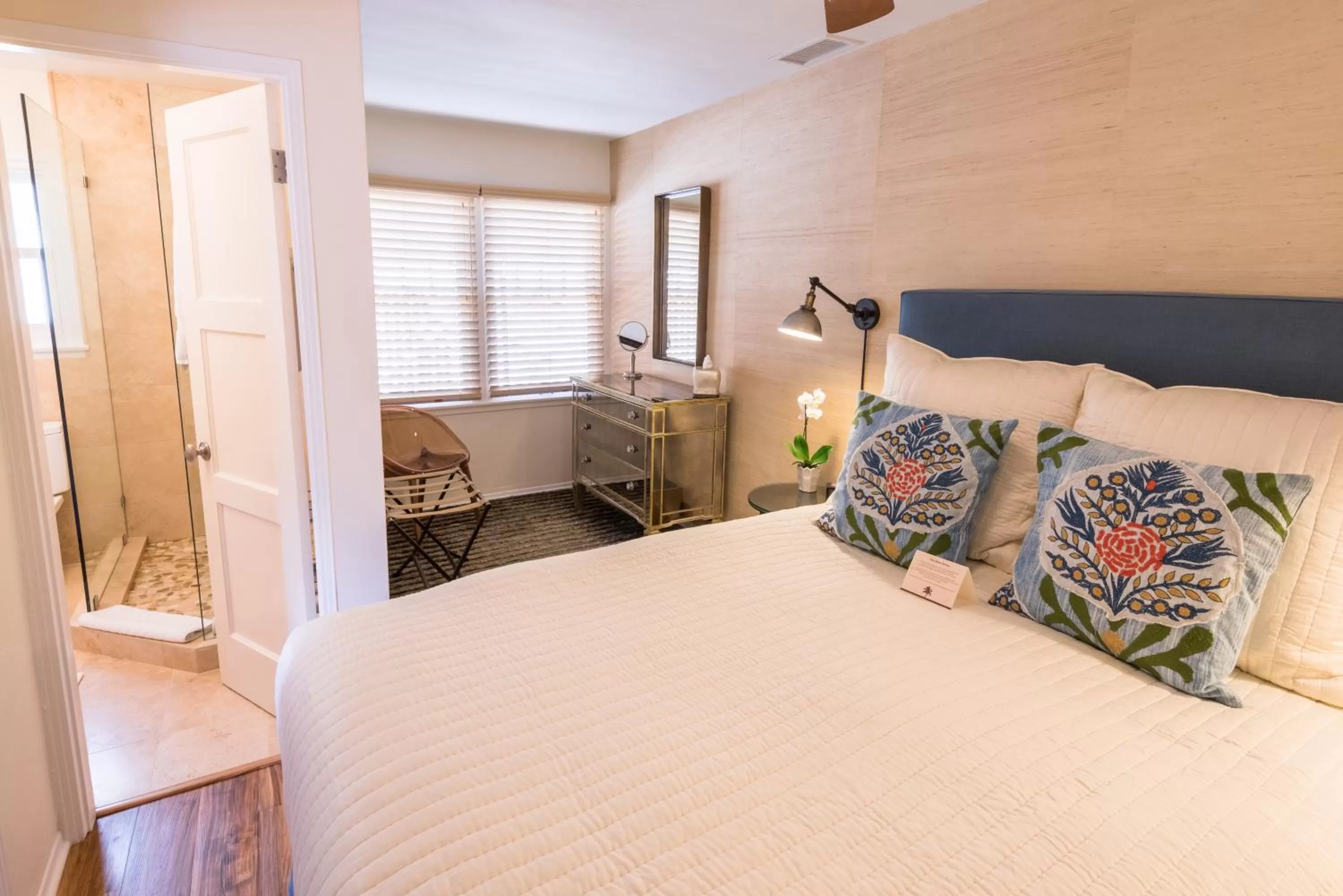 Shower, Bed in Harbor House Inn