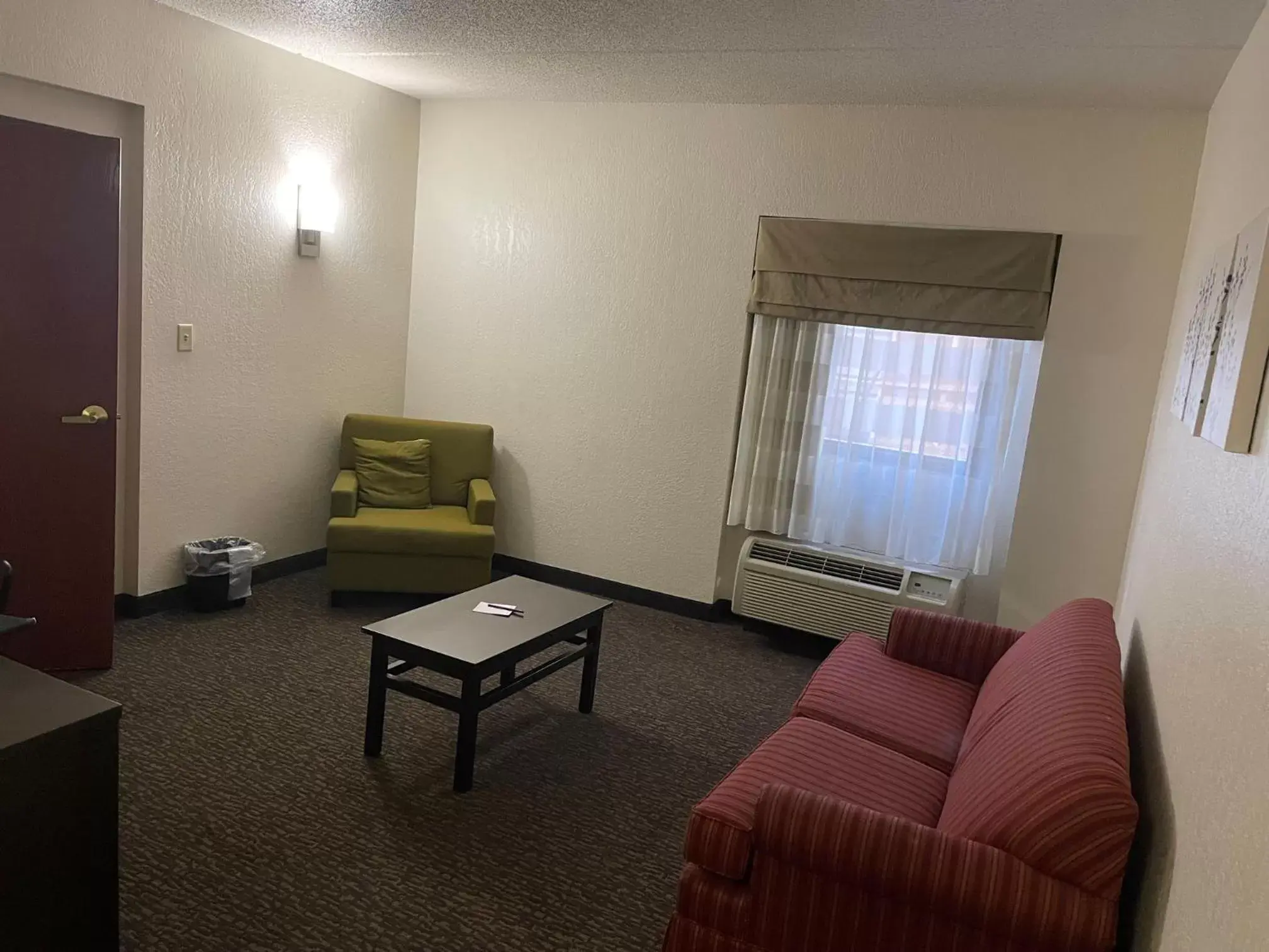 Living room, Seating Area in Sleep Inn & Suites near Sports World Blvd