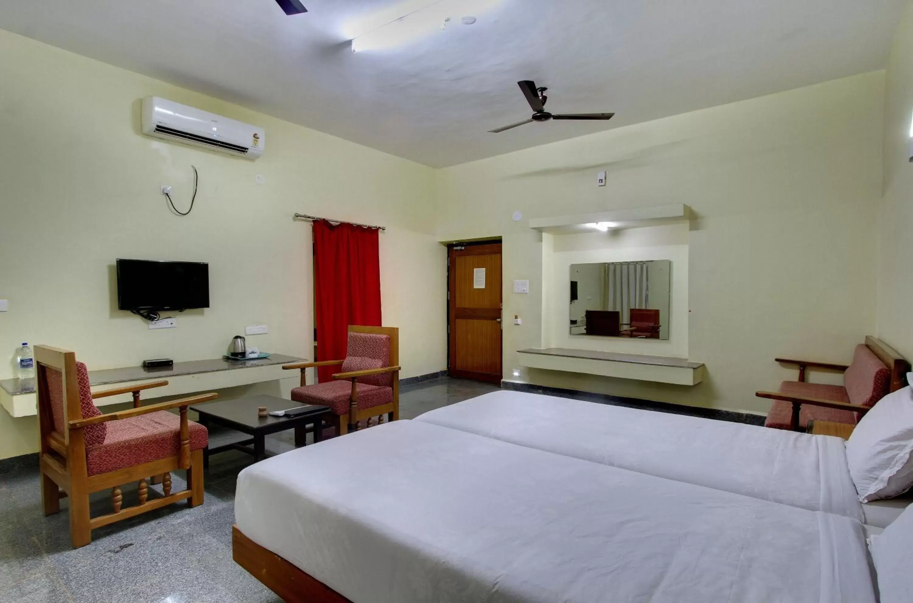 Bedroom, Bed in Kanthi Resorts Badami Bedroom, Bed in Kanthi Resorts Badami