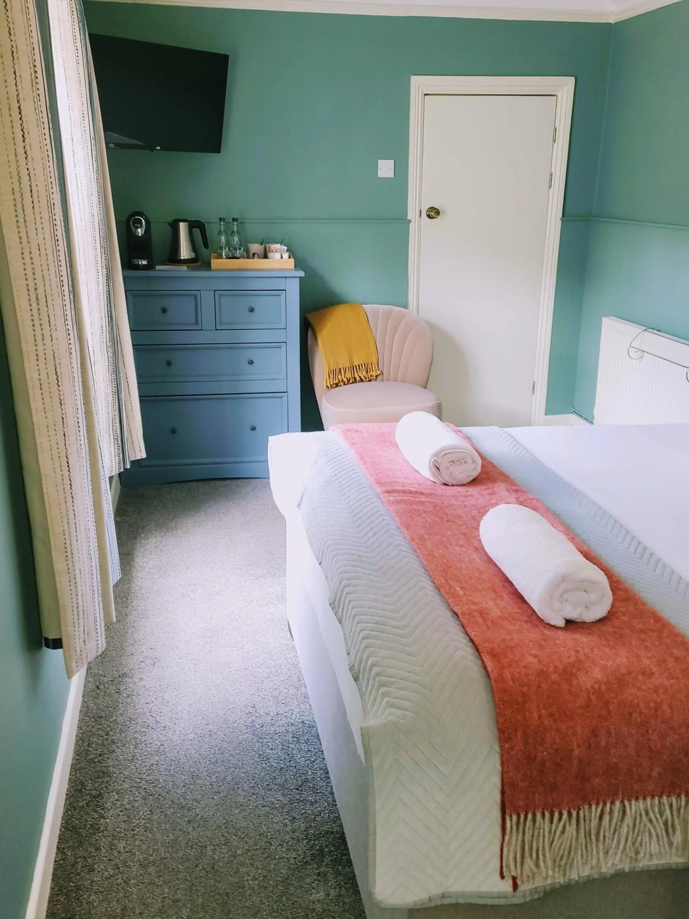 Photo of the whole room in Jacobs Ladder Inn