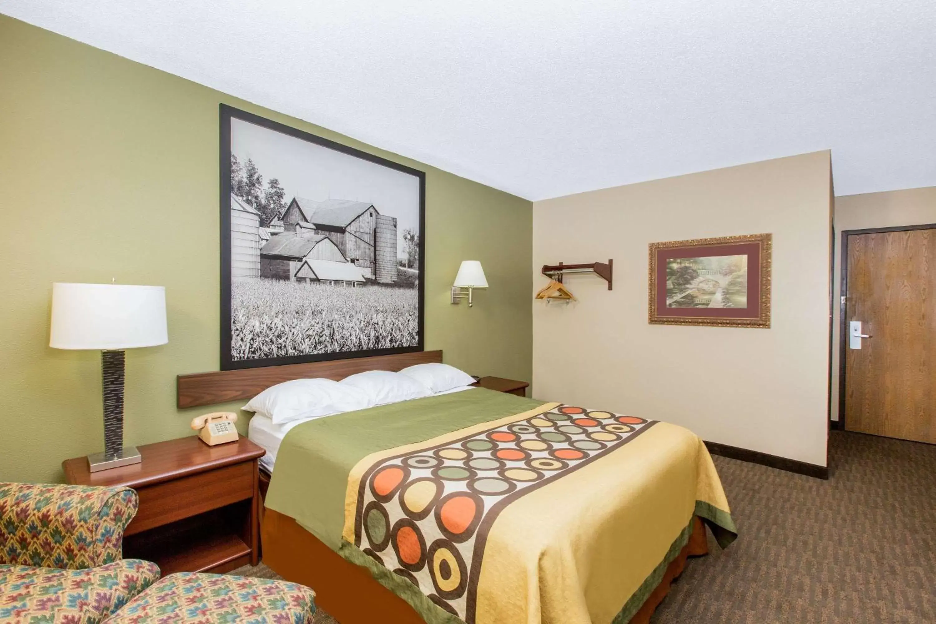 Photo of the whole room, Bed in Super 8 by Wyndham Fairmont