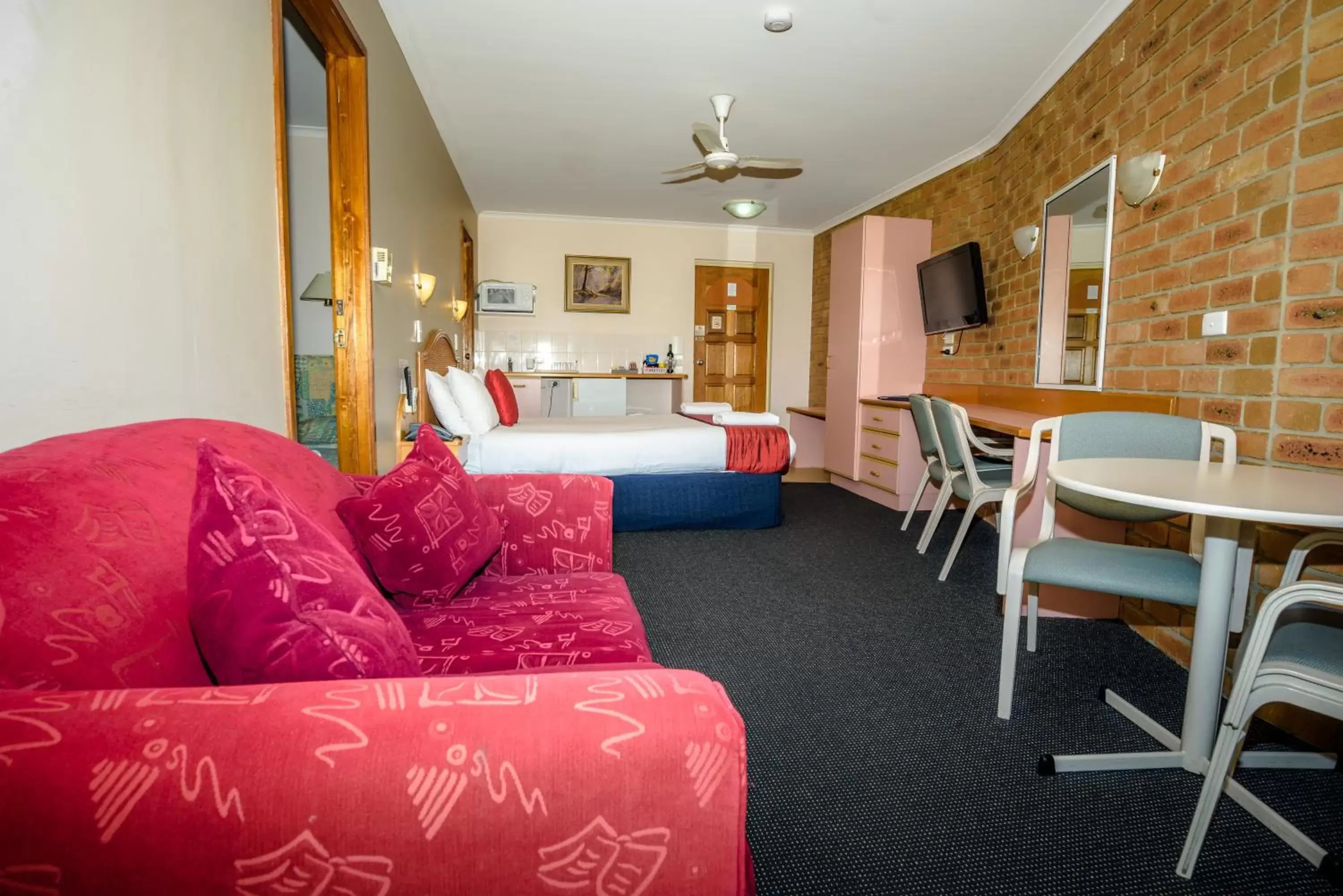 Bed, Seating Area in Sapphire Waters Motor Inn