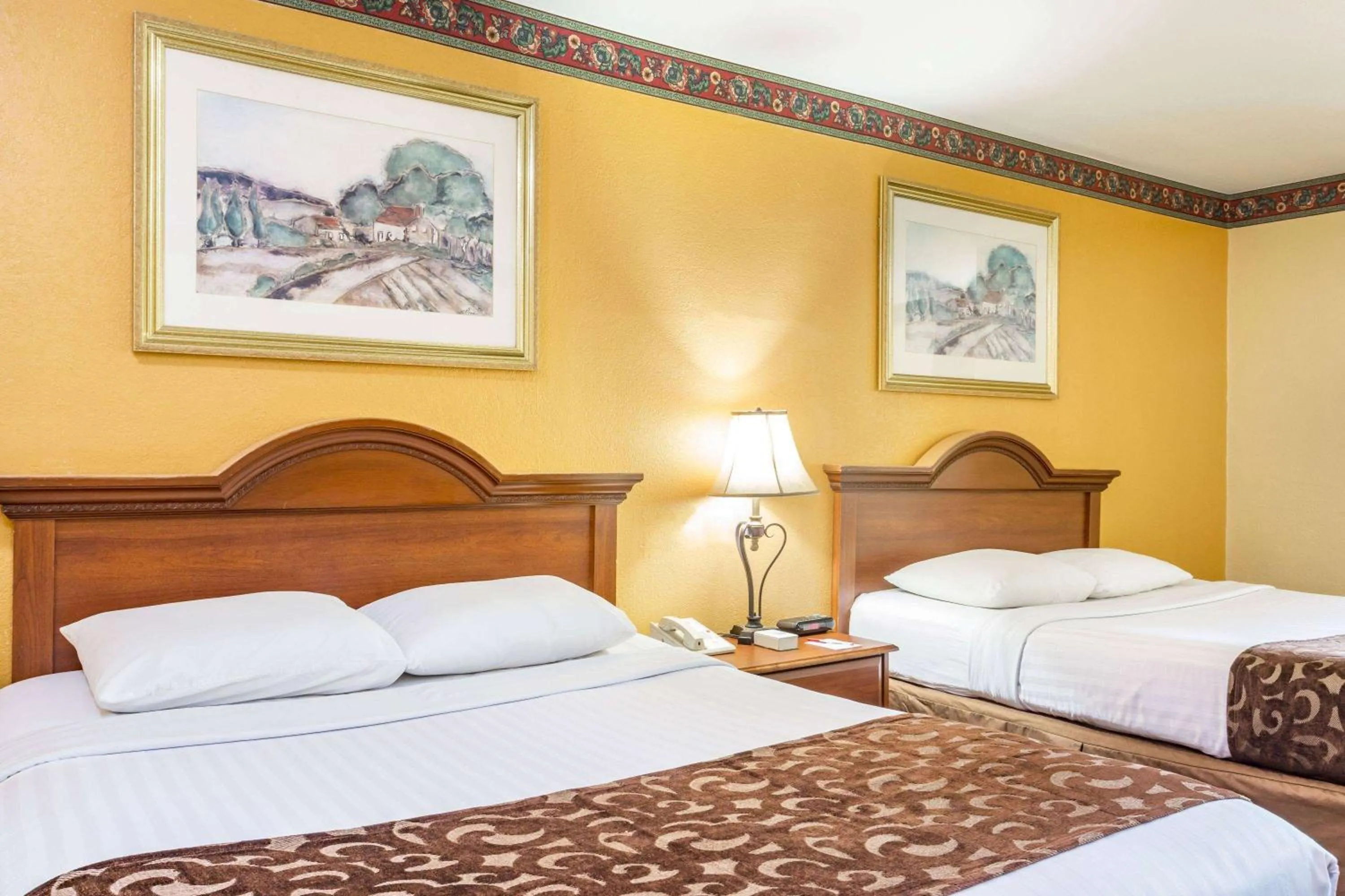 Photo of the whole room, Bed in Howard Johnson by Wyndham Lake City