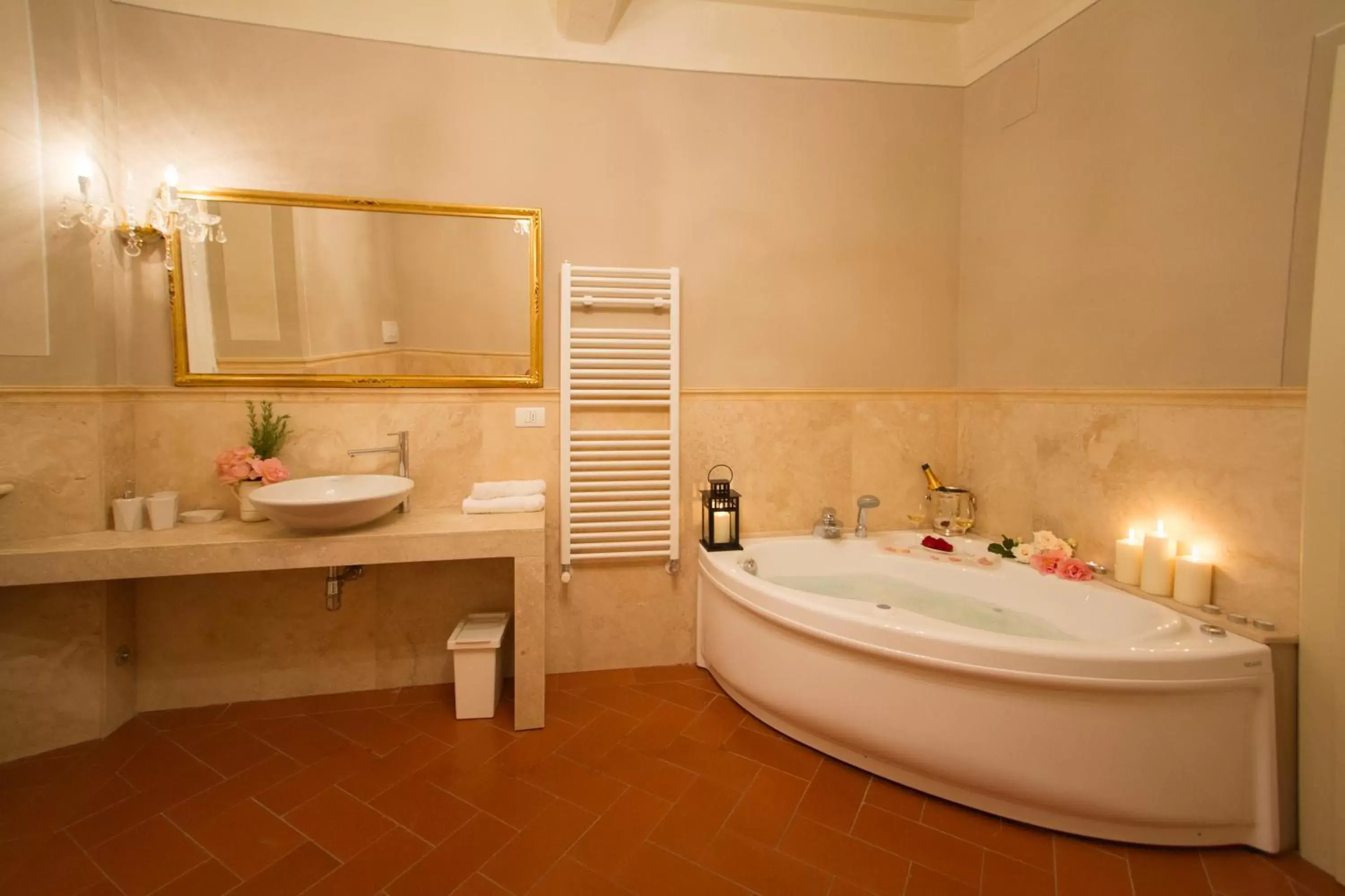 Hot Tub, Bathroom in Cortona Suite