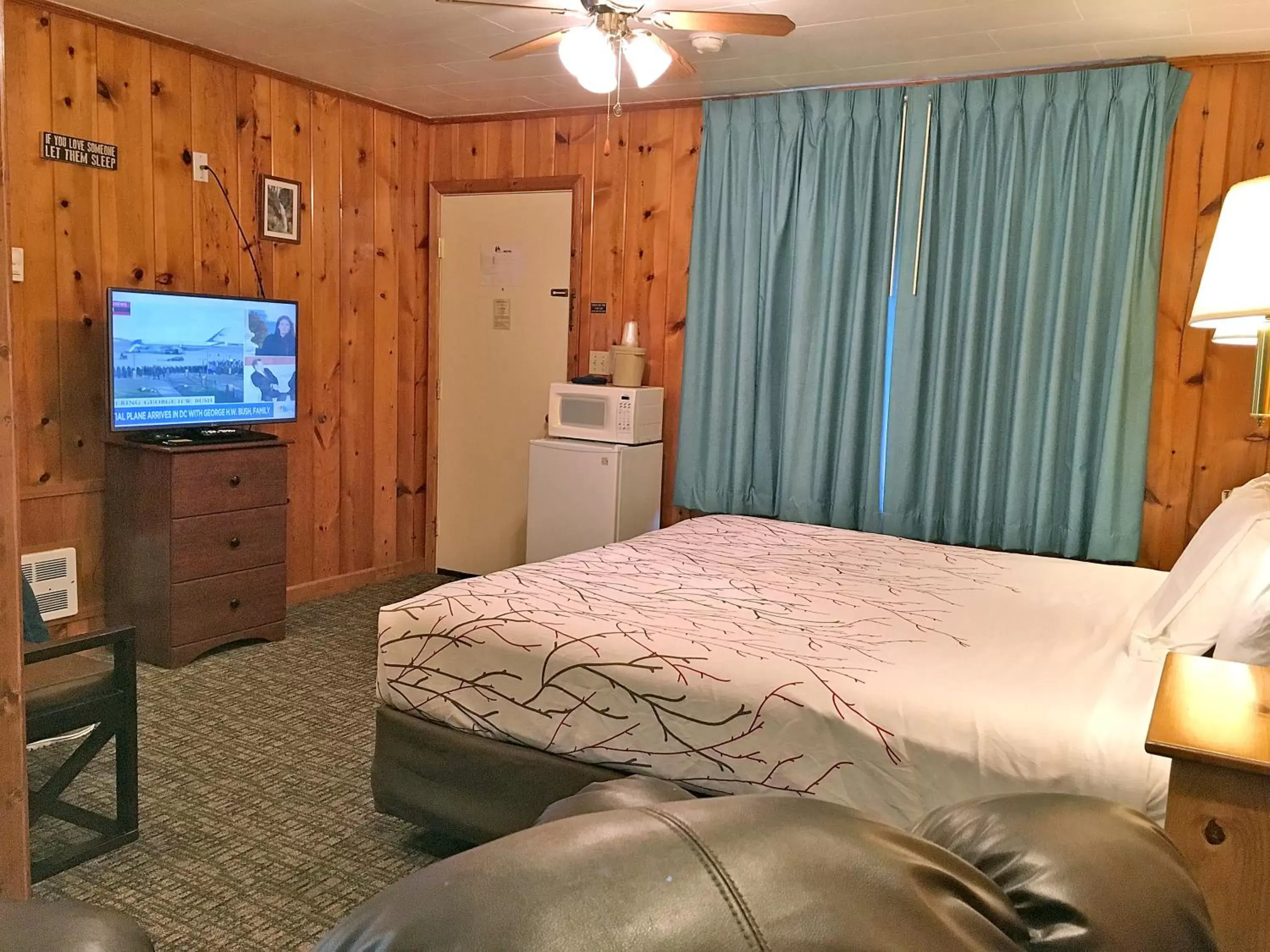 Bed in Park Motel and Cabins