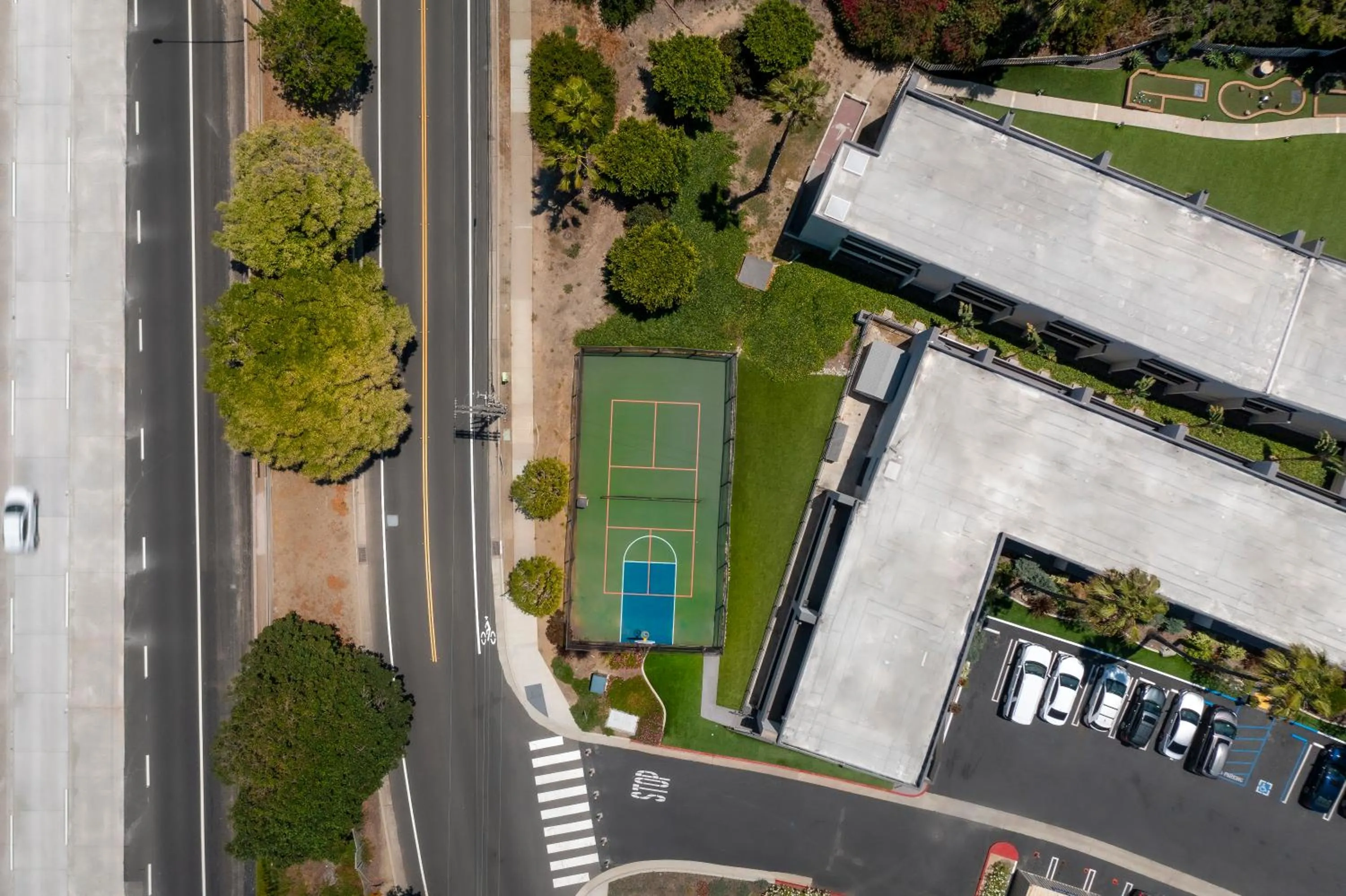 Tennis court in San Clemente Inn