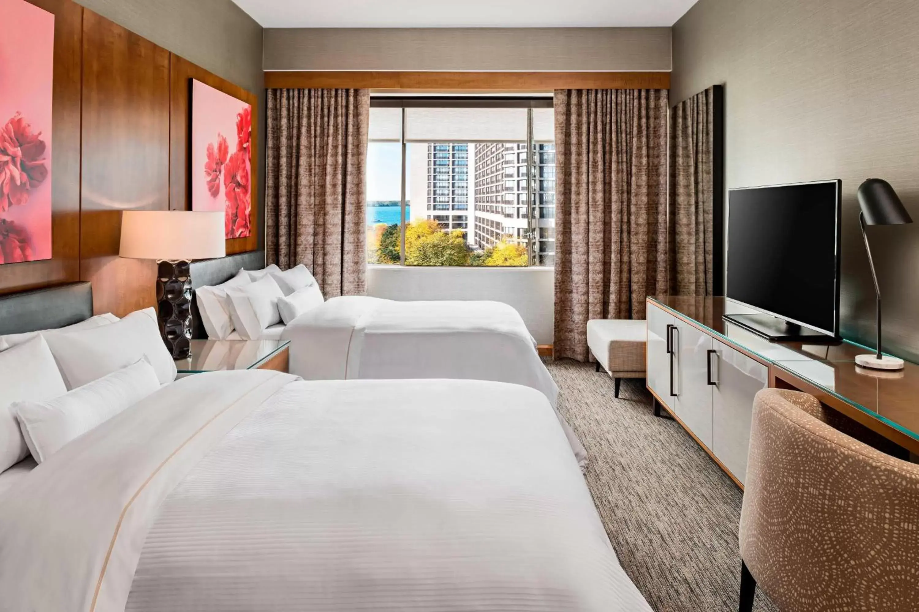 Bedroom, TV/Entertainment Center in The Westin Harbour Castle, Toronto