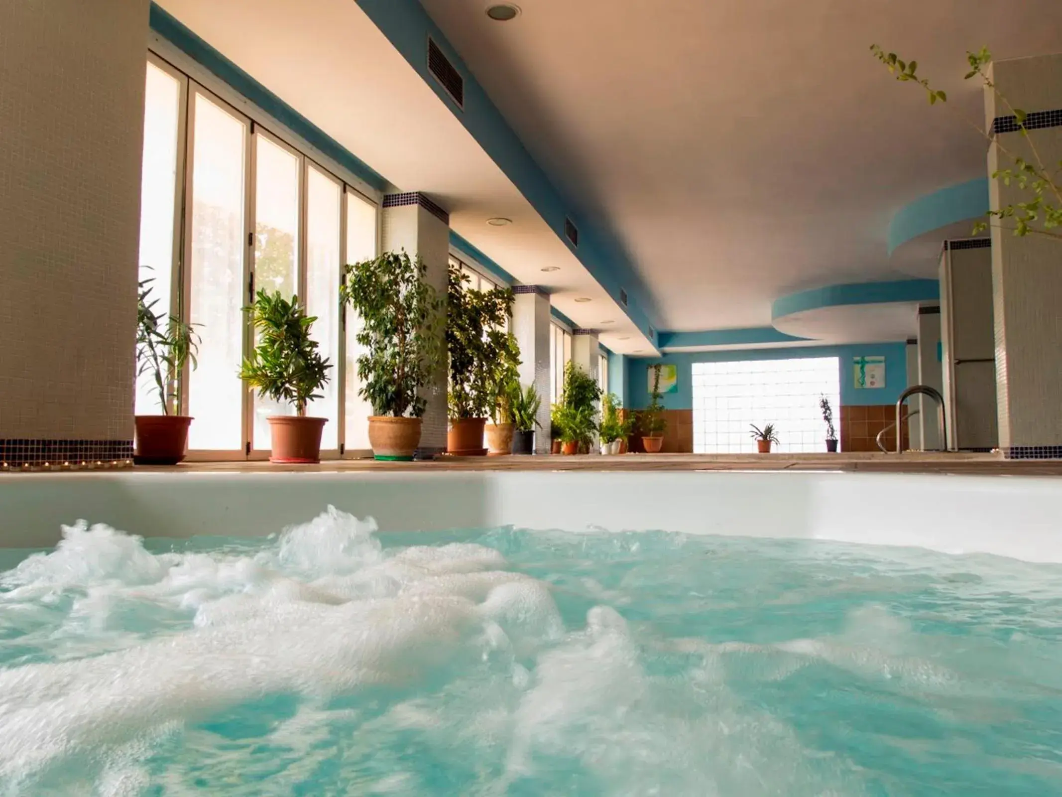 Hot Tub, Swimming Pool in Hotel Tres Anclas