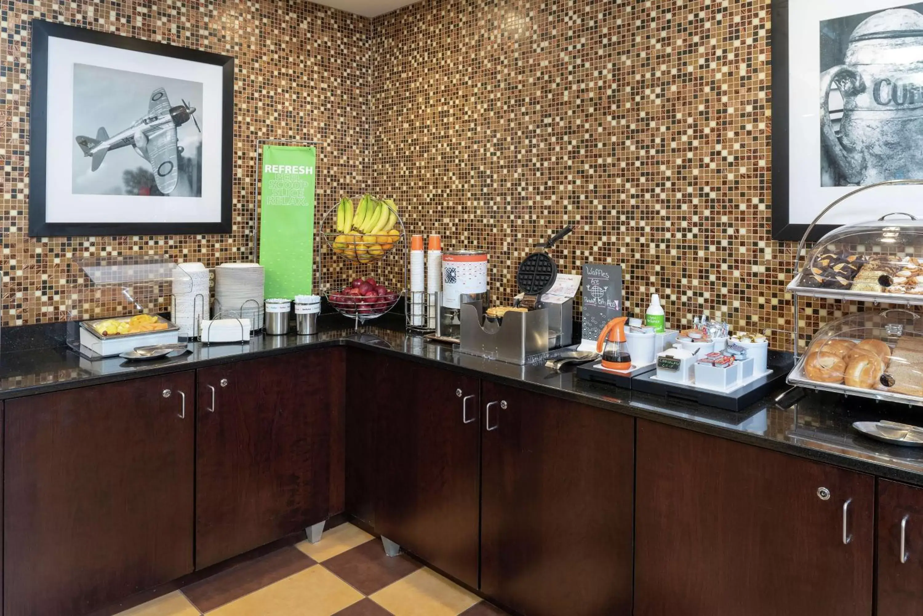 Dining area, Restaurant/Places to Eat in Hampton Inn & Suites Cleveland-Airport/Middleburg Heights