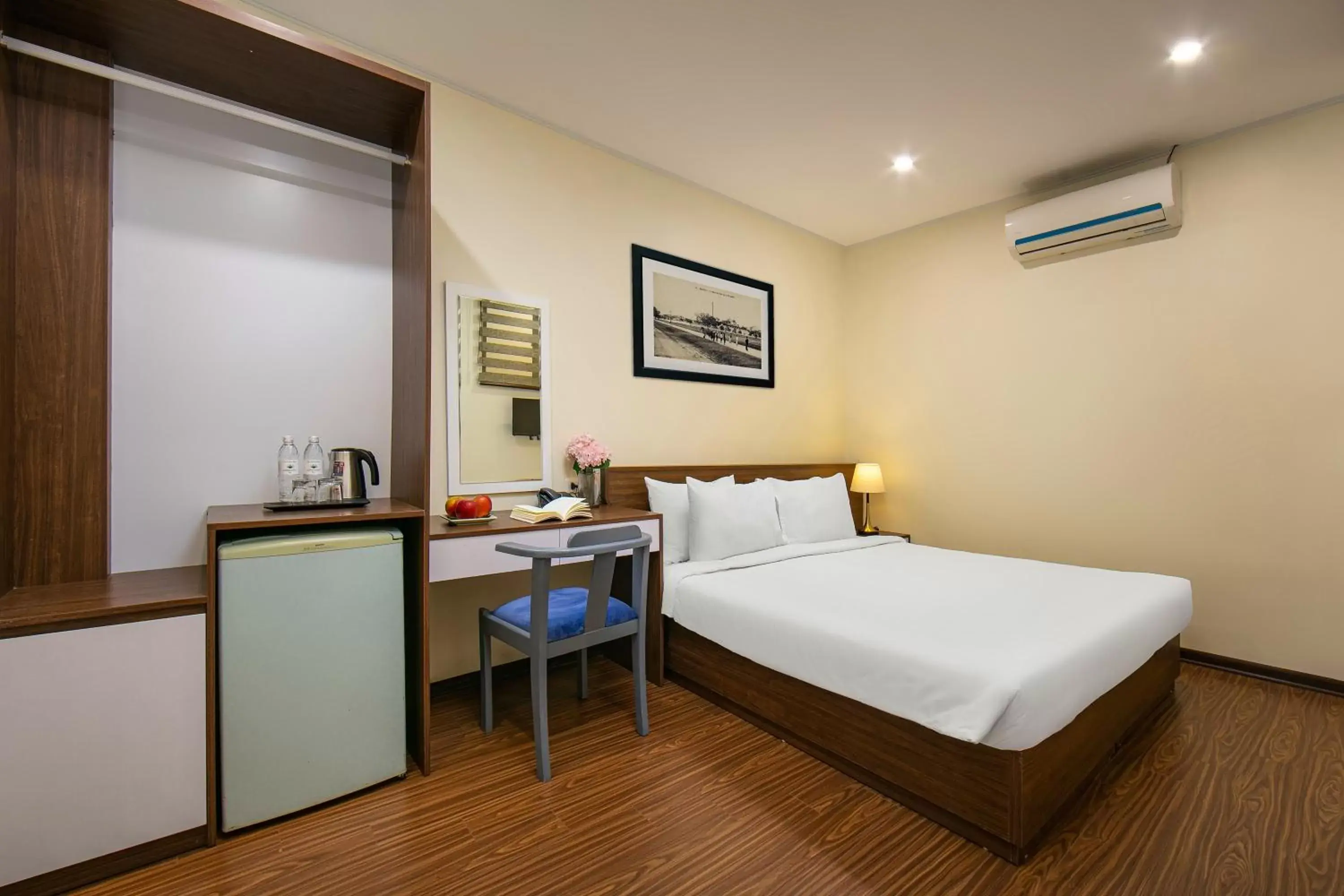 Kitchen or kitchenette, Bed in Queen Cafe Hotel & Pub Kitchen or kitchenette, Bed in Queen Cafe Hotel & Pub