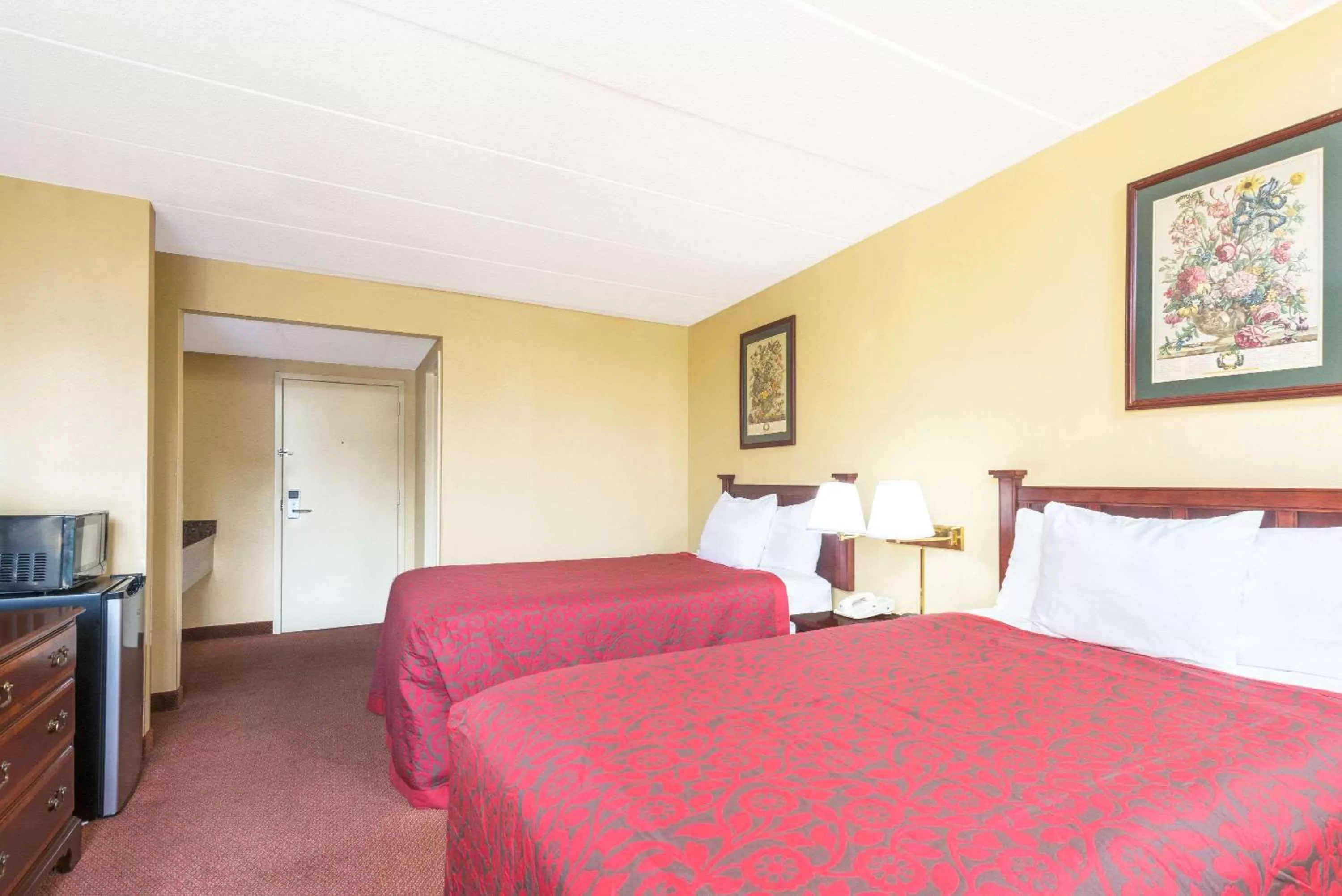 Photo of the whole room, Bed in Days Inn by Wyndham Hagerstown I-70