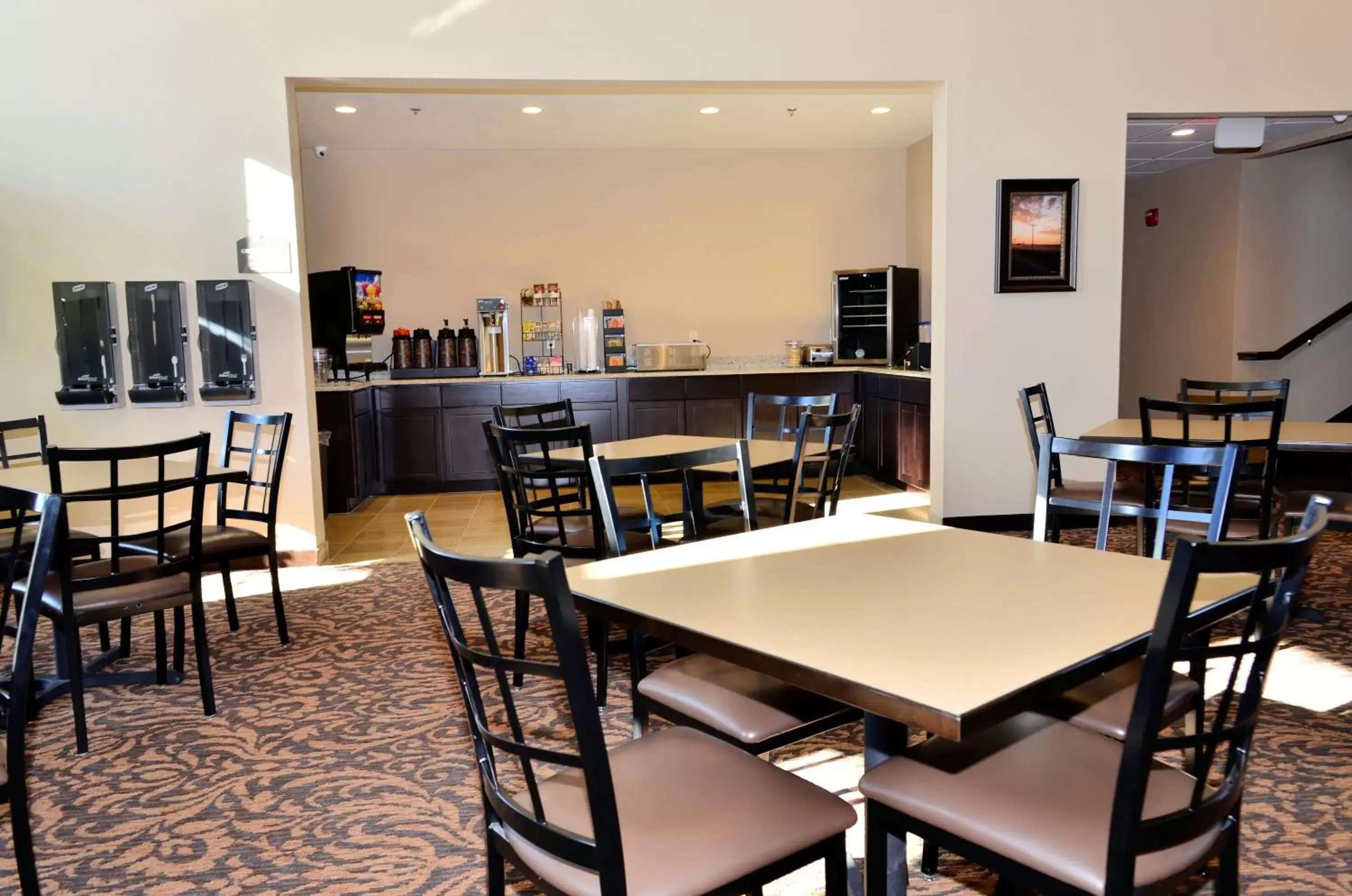 Breakfast, Restaurant/Places to Eat in Cobblestone Inn & Suites - Holstein