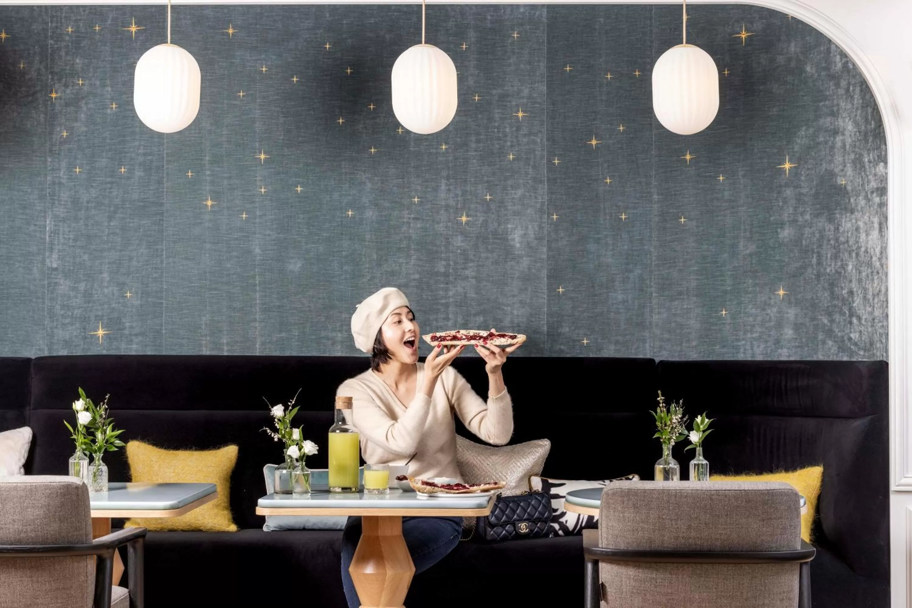 Seating area in Hotel Louvre Montana