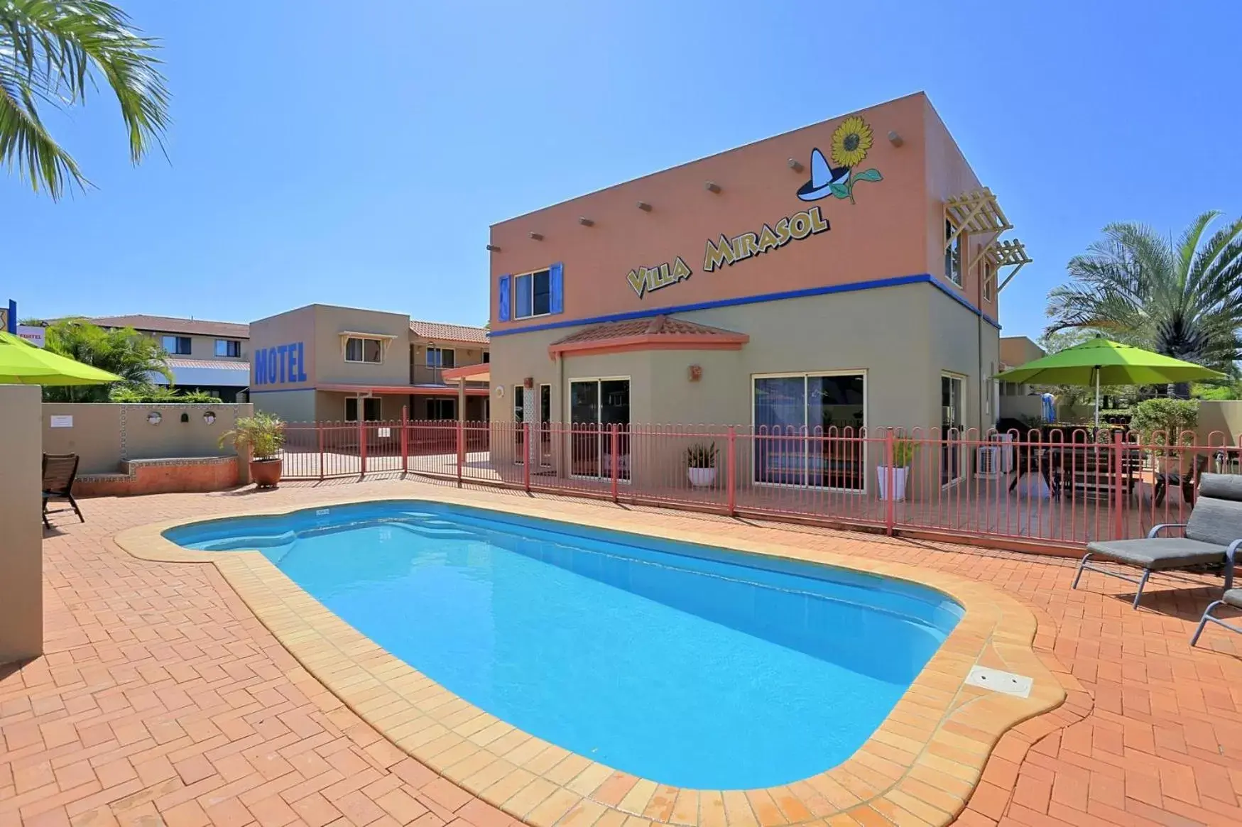 Swimming pool, Property Building in Villa Mirasol Motor Inn