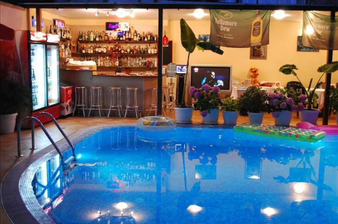 Lounge or bar, Swimming Pool in Italia Hotel