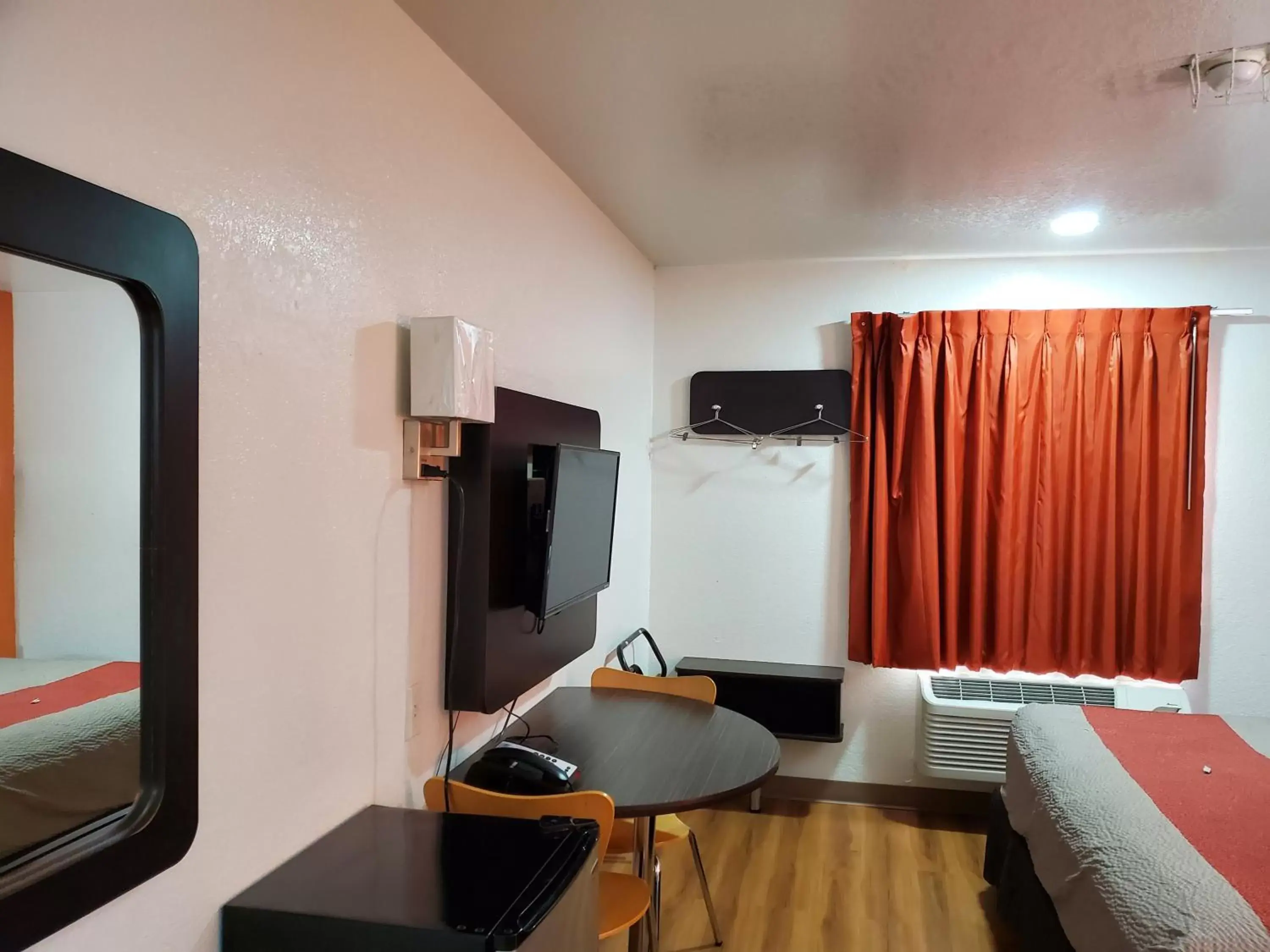 Bedroom, TV/Entertainment Center in Motel 6 Little Rock AR South