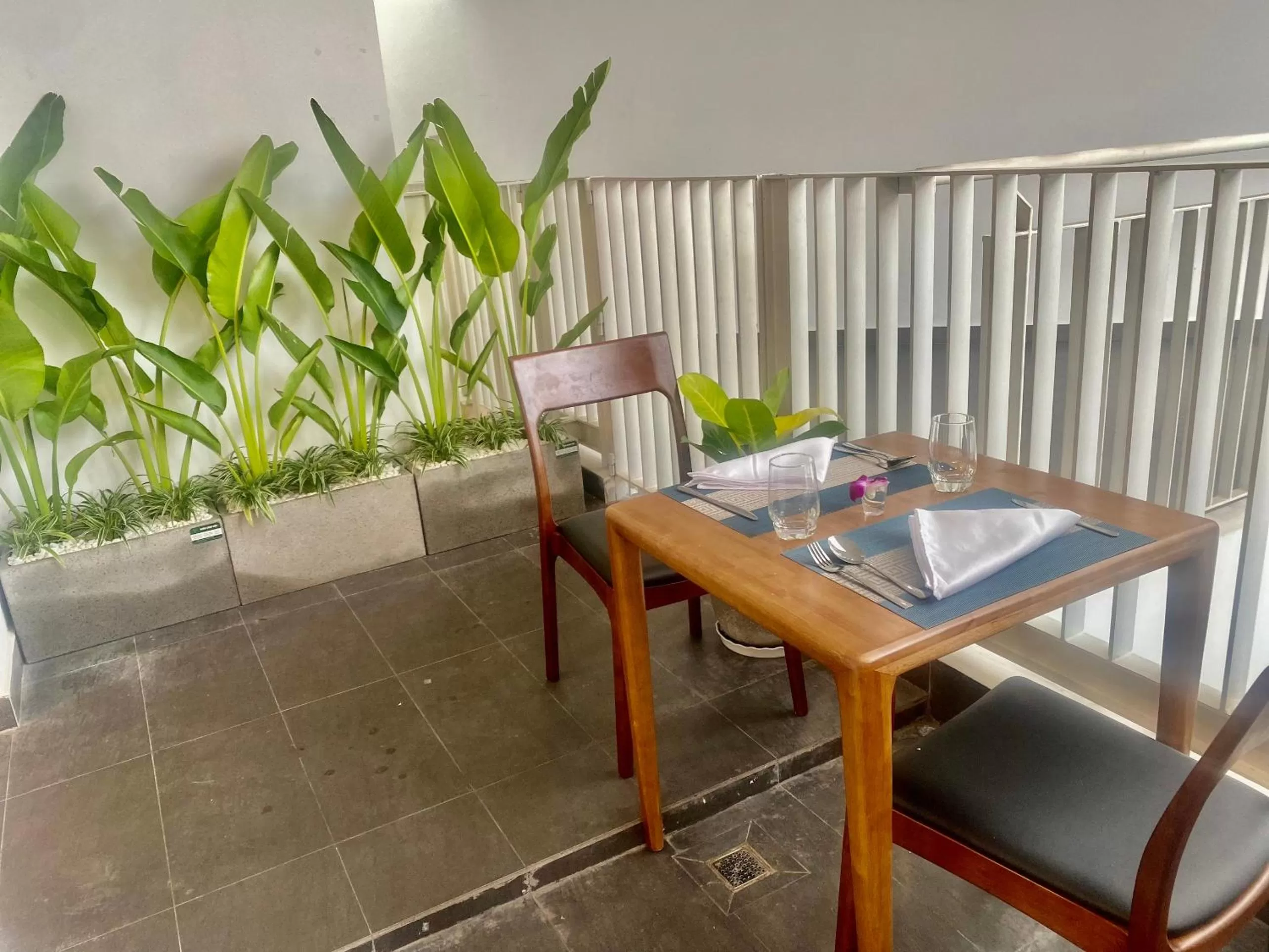 Restaurant/Places to Eat in Convinia Apartment