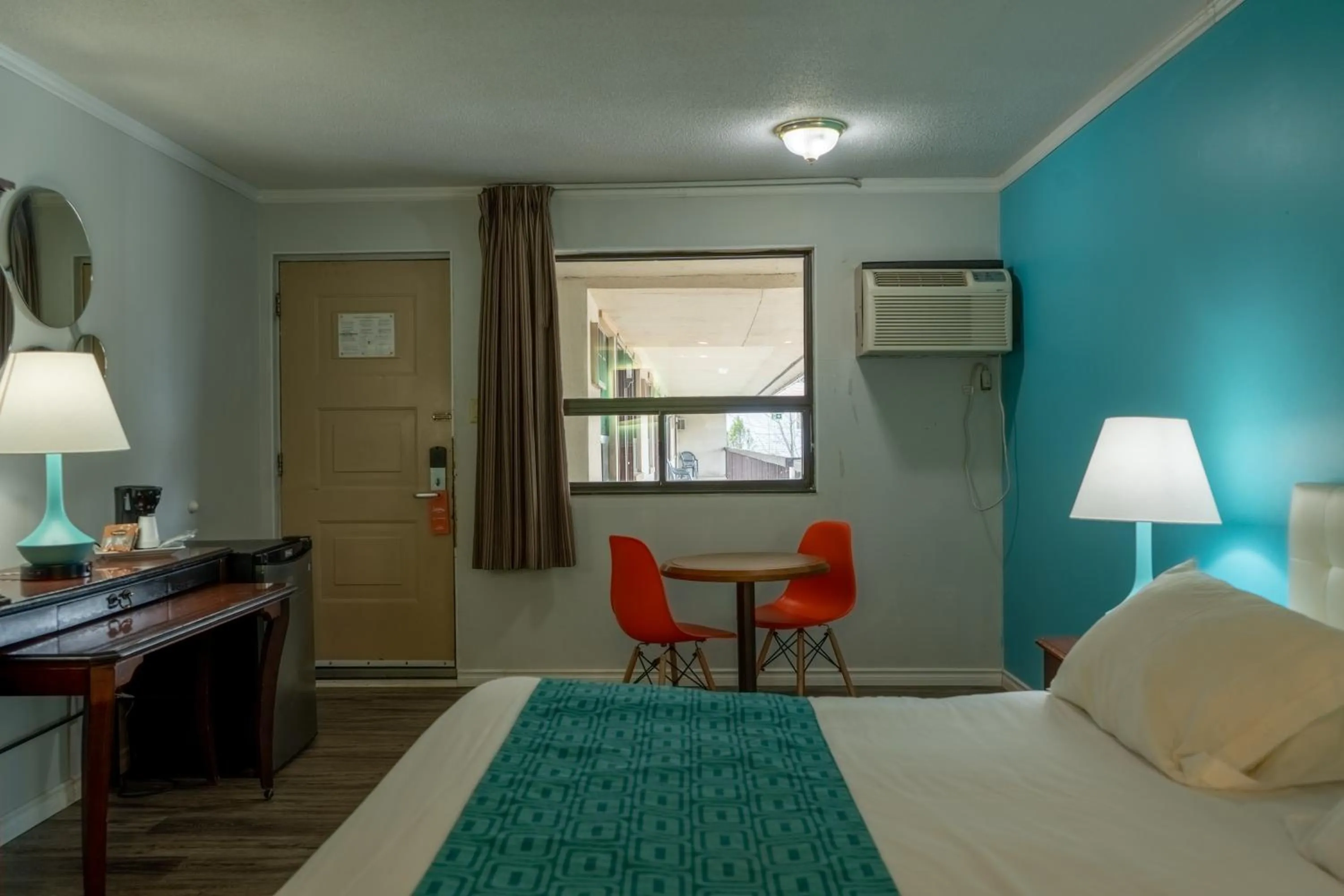 Bed in Howard Johnson by Wyndham Niagara Falls