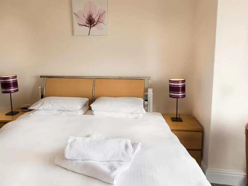 Double Room with Private Bathroom in Albert & Victoria Hotel