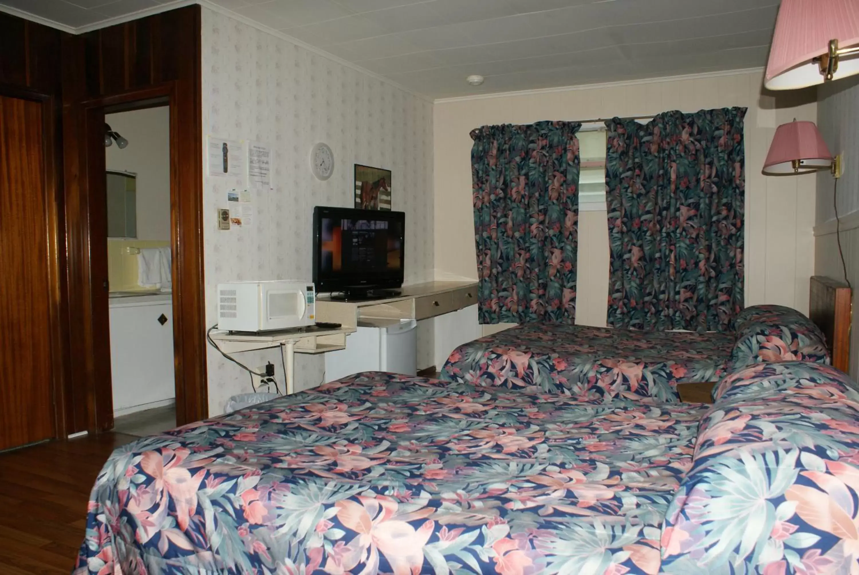 Photo of the whole room, Bed in Regent Motel