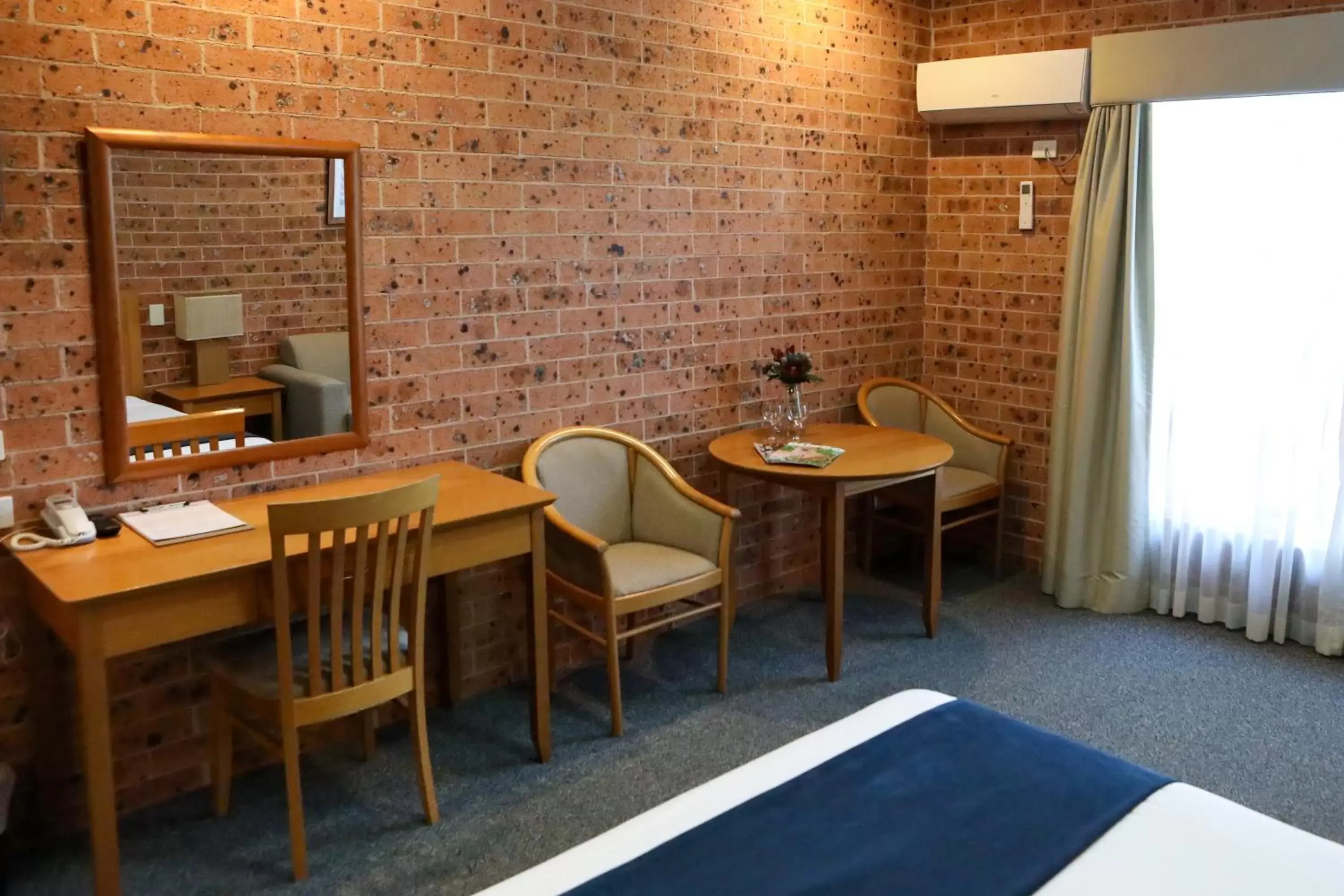 Dining area, TV/Entertainment Center in Akuna Motor Inn and Apartments