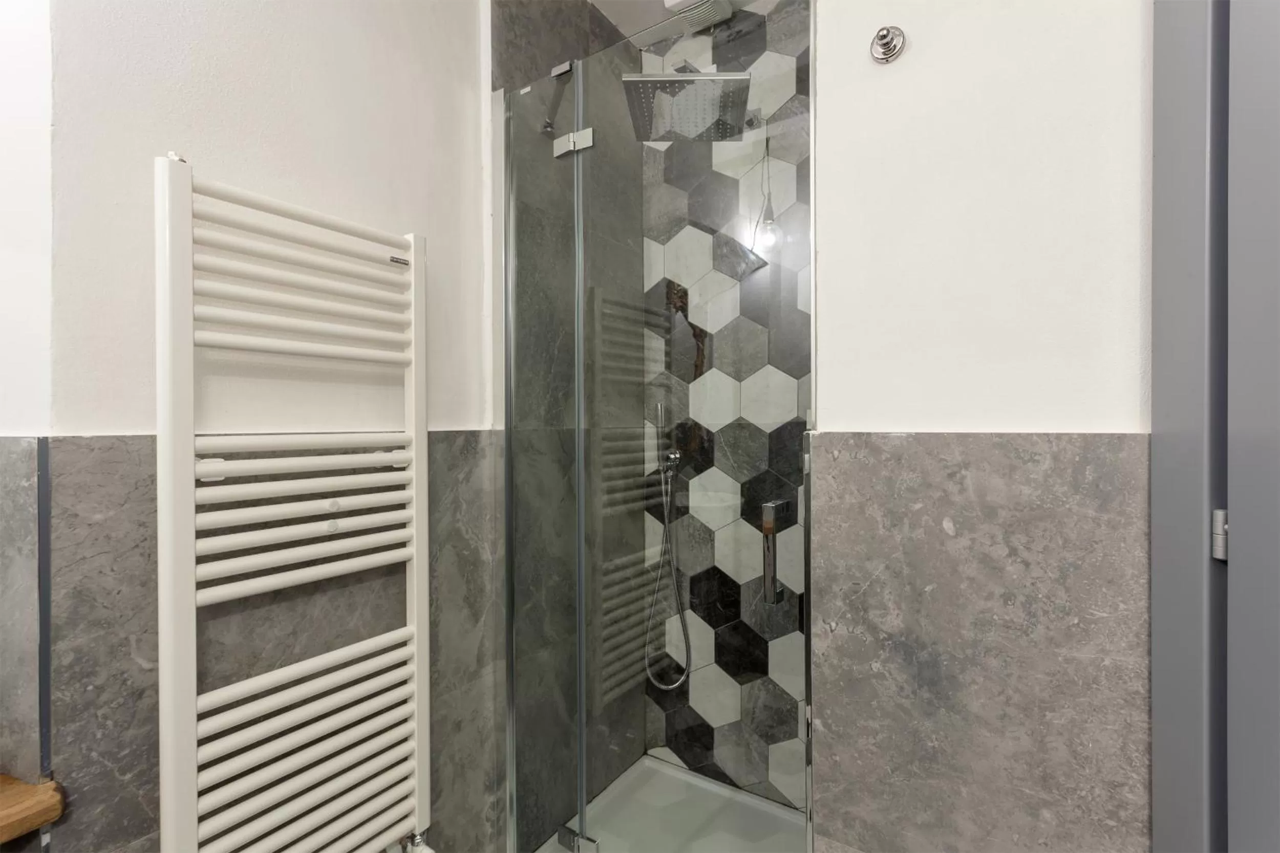 Shower in Santo Spirito Venti