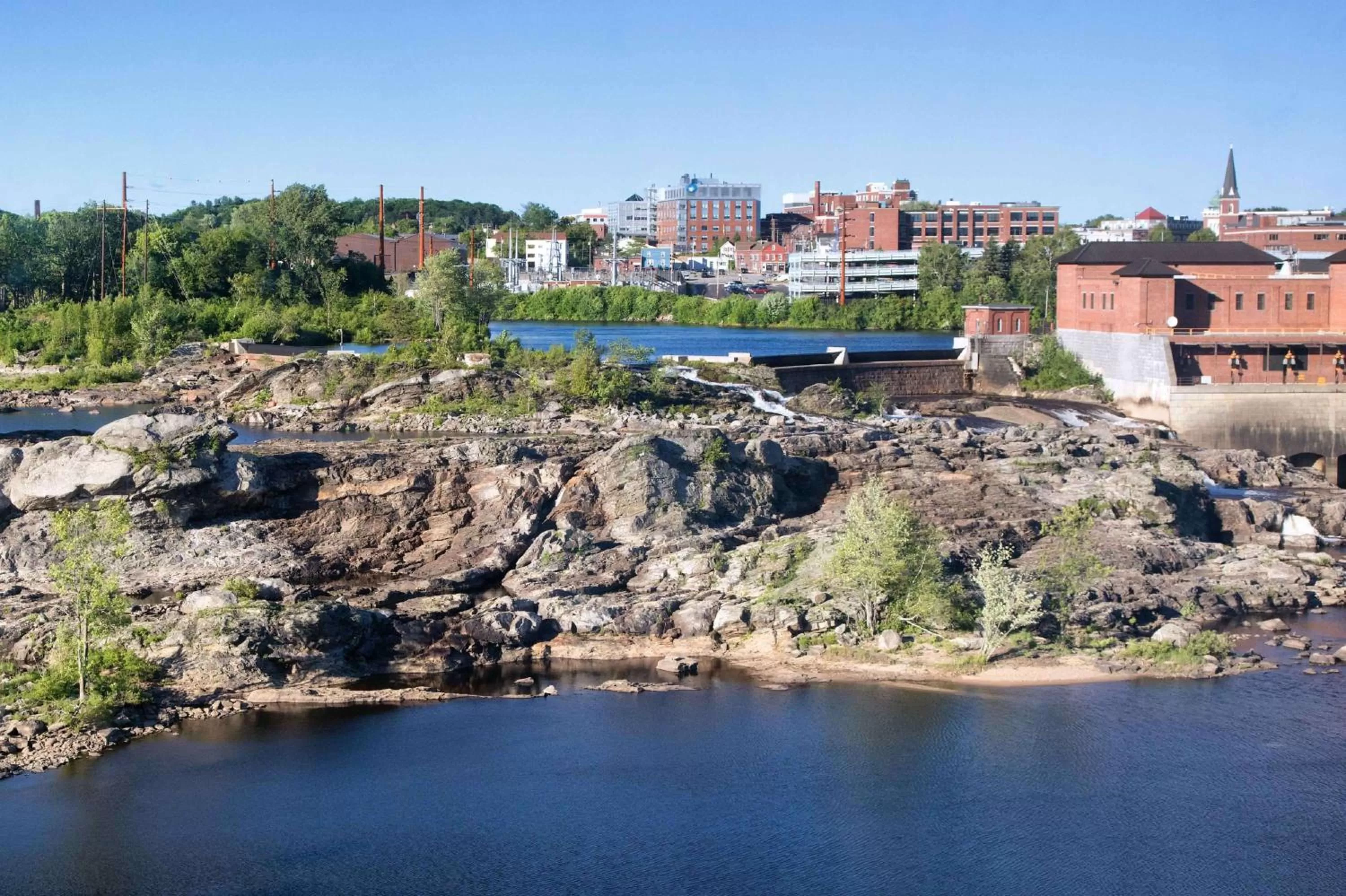 Bed in Hilton Garden Inn Auburn Riverwatch