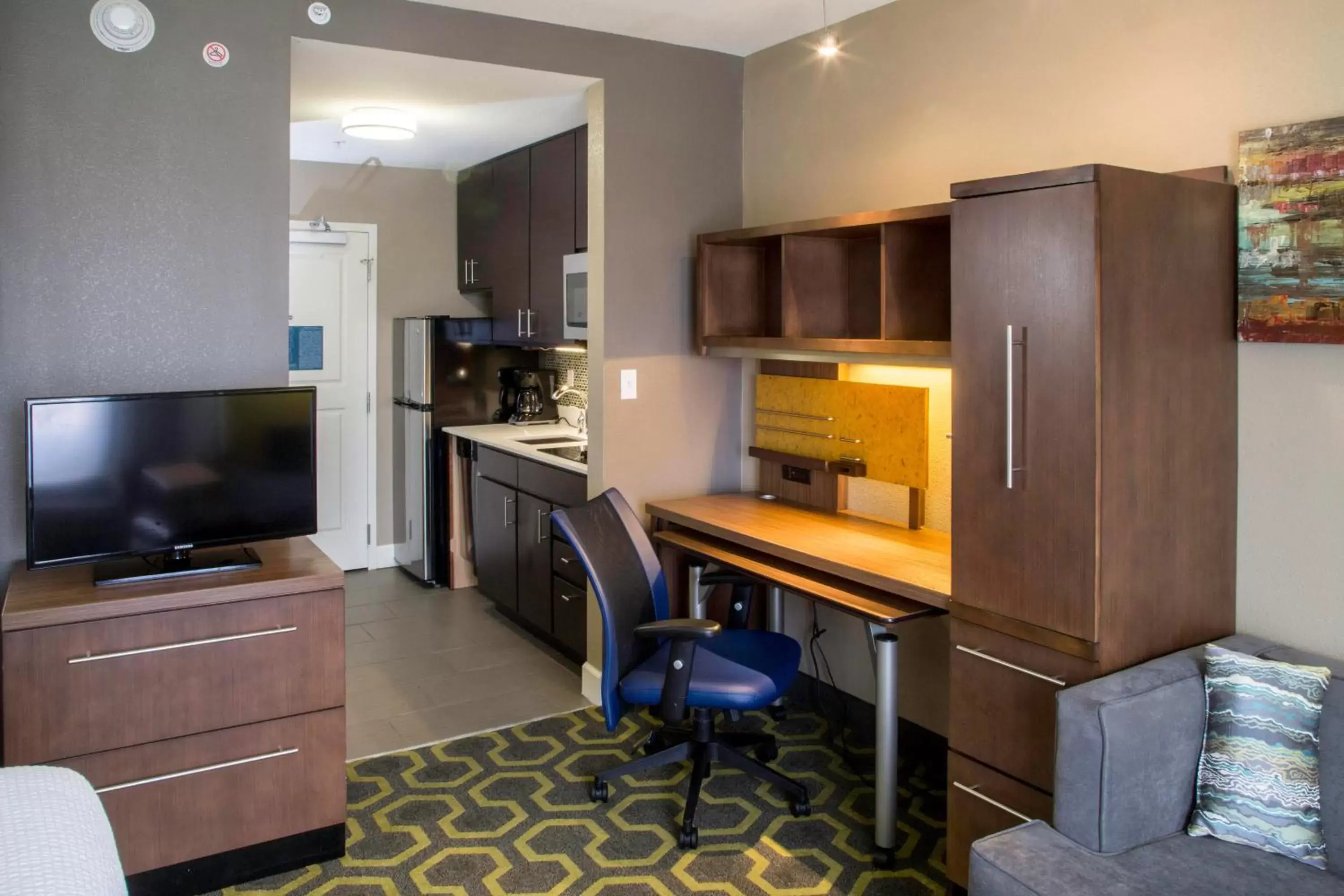 Bedroom, TV/Entertainment Center in TownePlace Suites by Marriott Oxford